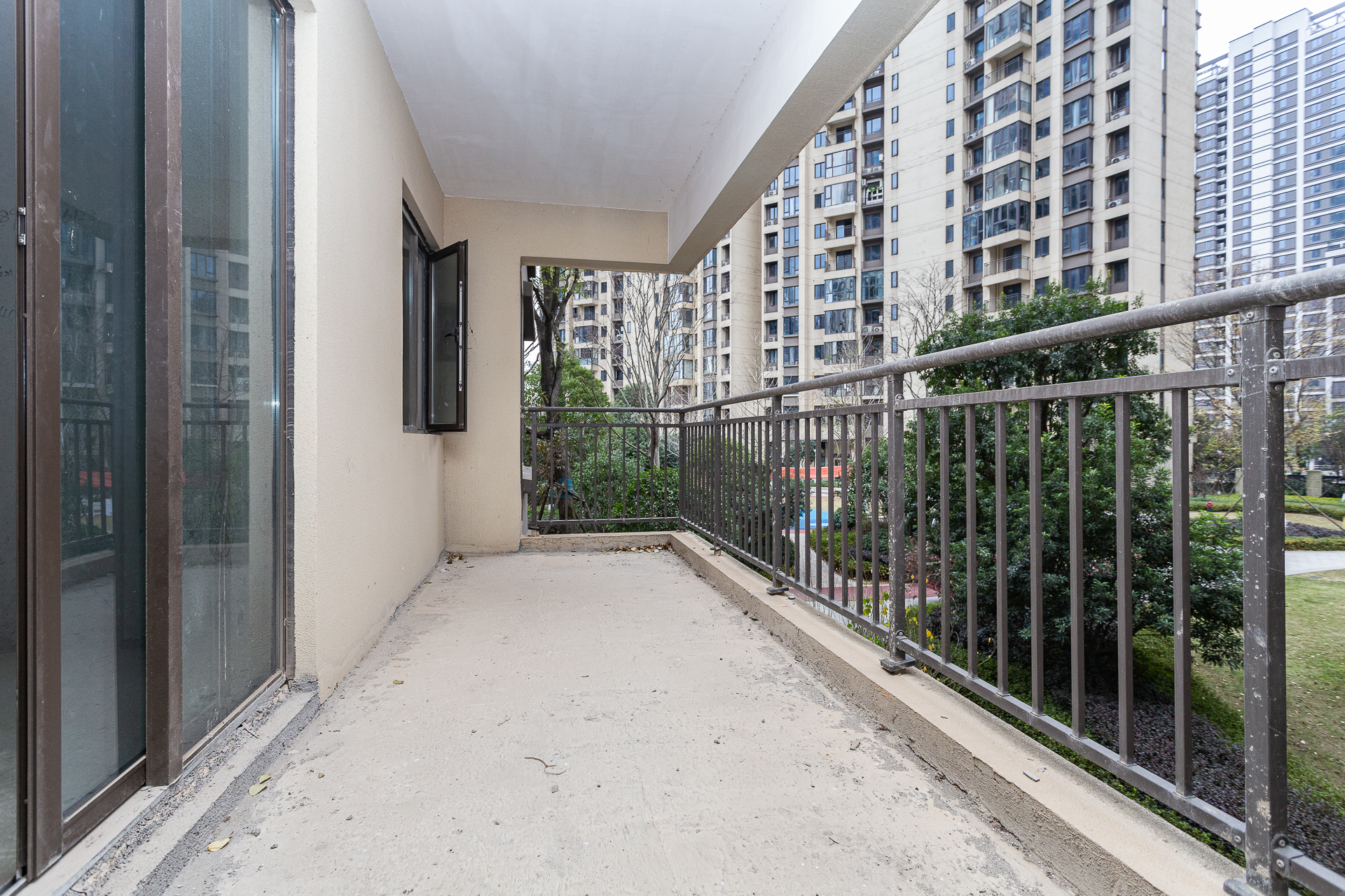 长燃润和天地(长润小区印湘江) 5室2厅2卫 120.0万 长燃润和天地(长润小区印湘江) 5室2厅2卫 120.0万阳台