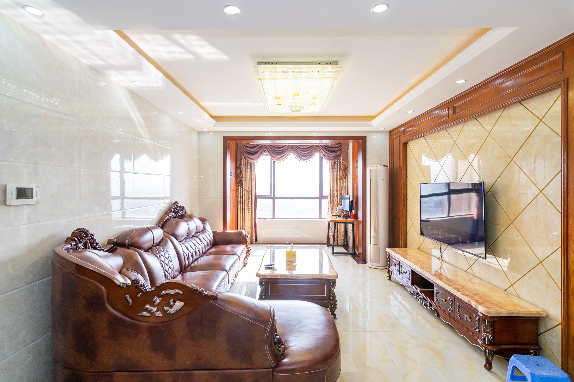 金地三千府(金地湖山樾、金地自在城) 3室2厅2卫 92.0万 金地三千府(金地湖山樾、金地自在城) 3室2厅2卫 92.0万客厅