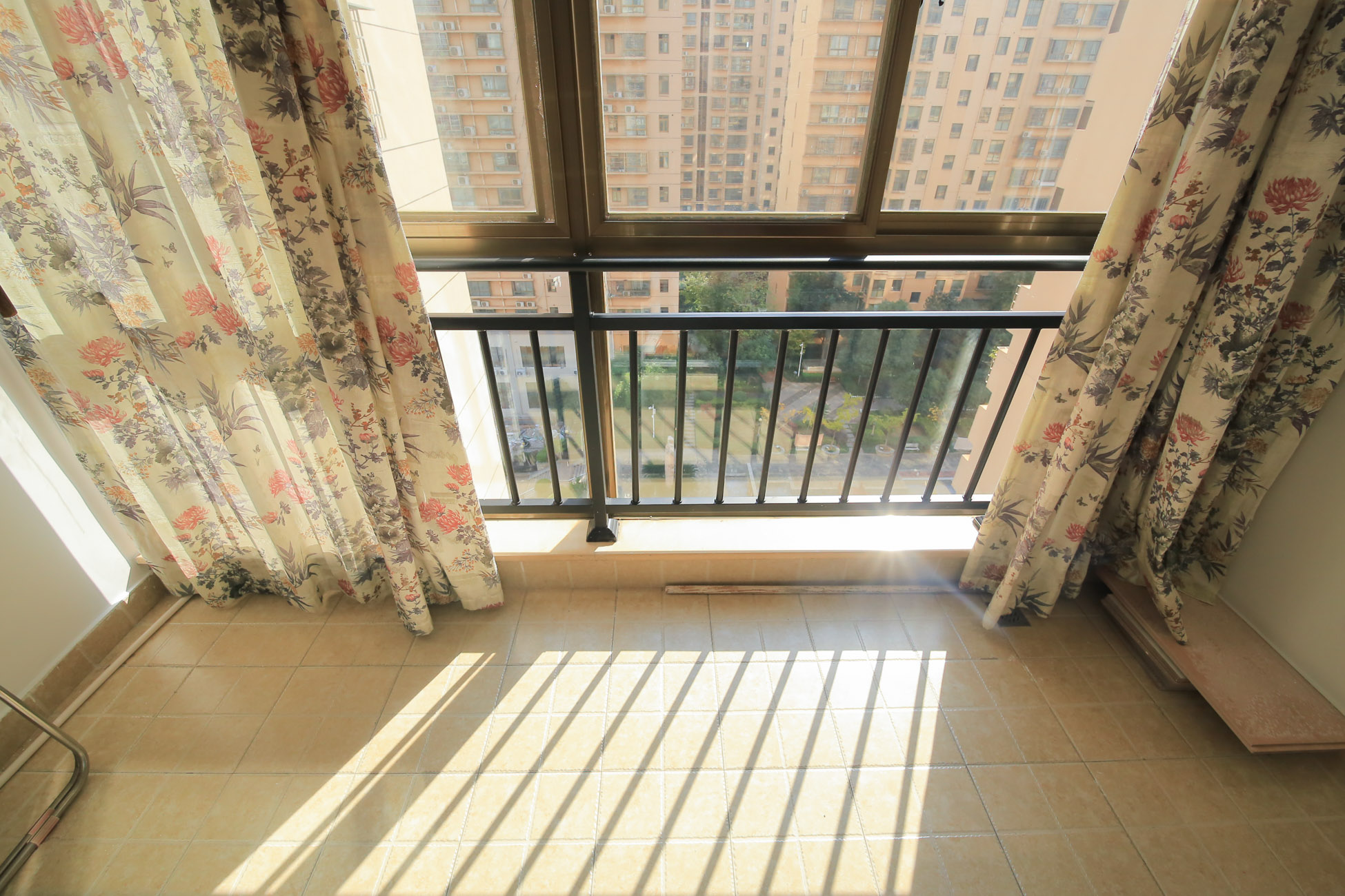 中天瑞景  3室2厅2卫   82.00万阳台