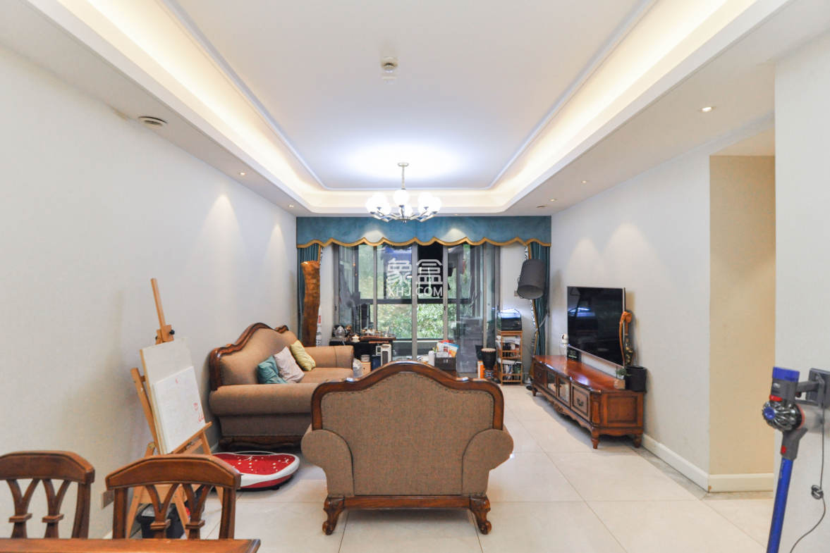 梅溪湖金茂府(金茂广场)(金茂览秀城)  3室2厅2卫    195.0万 梅溪湖金茂府(金茂广场)(金茂览秀城)  3室2厅2卫    195.0万客厅