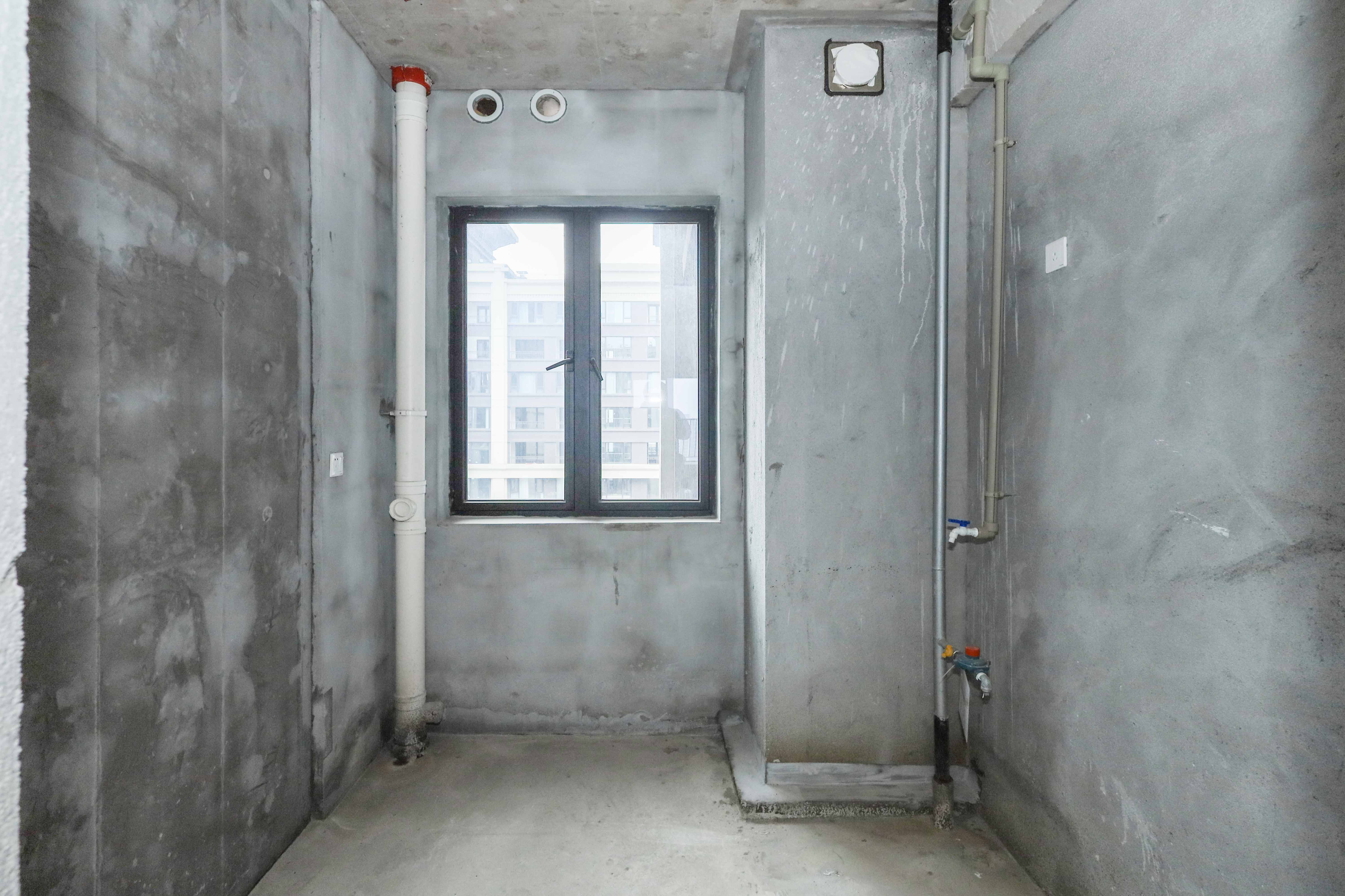建发央著  4室2厅2卫   230.00万厨房