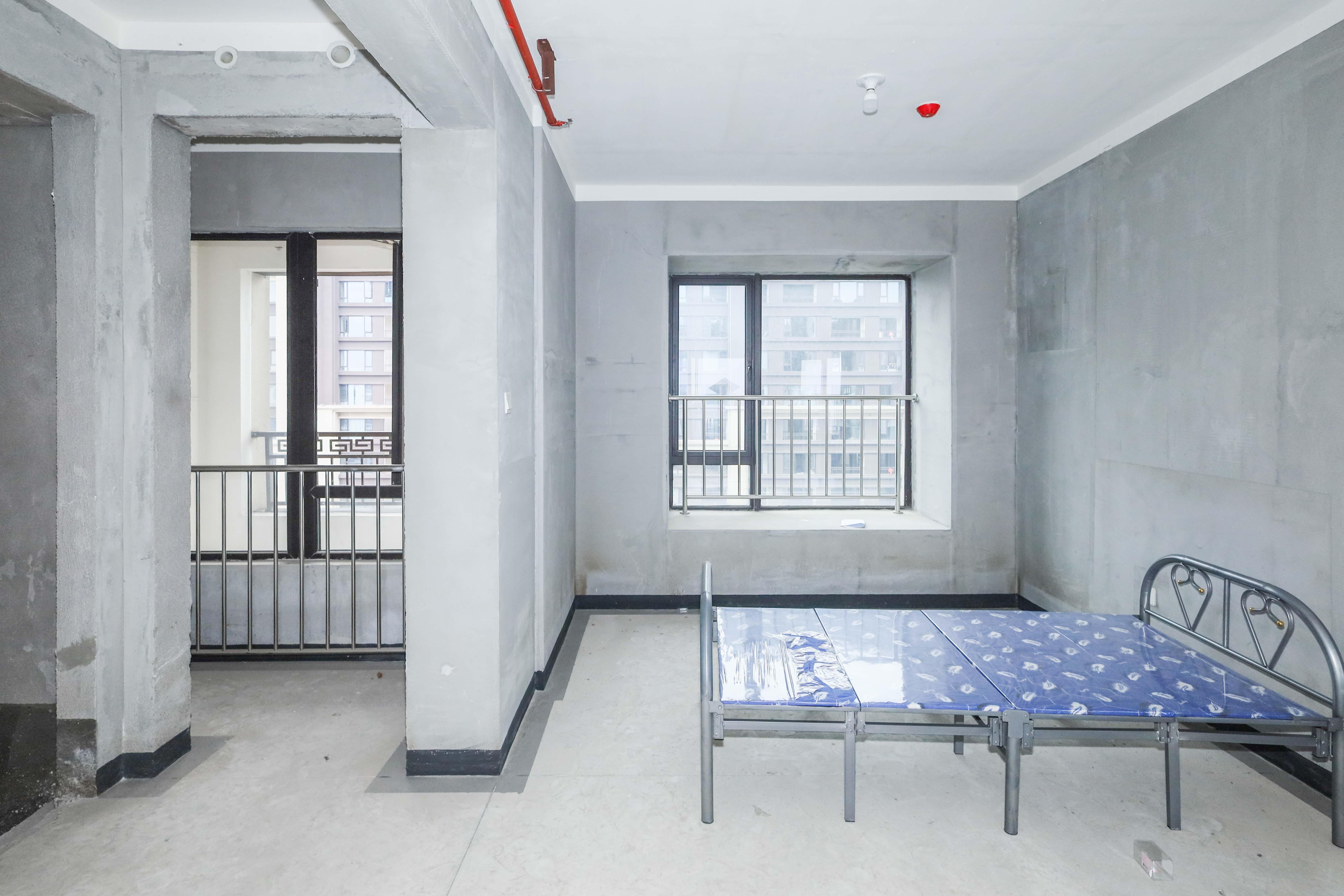 建发央著  4室2厅2卫   230.00万卧室