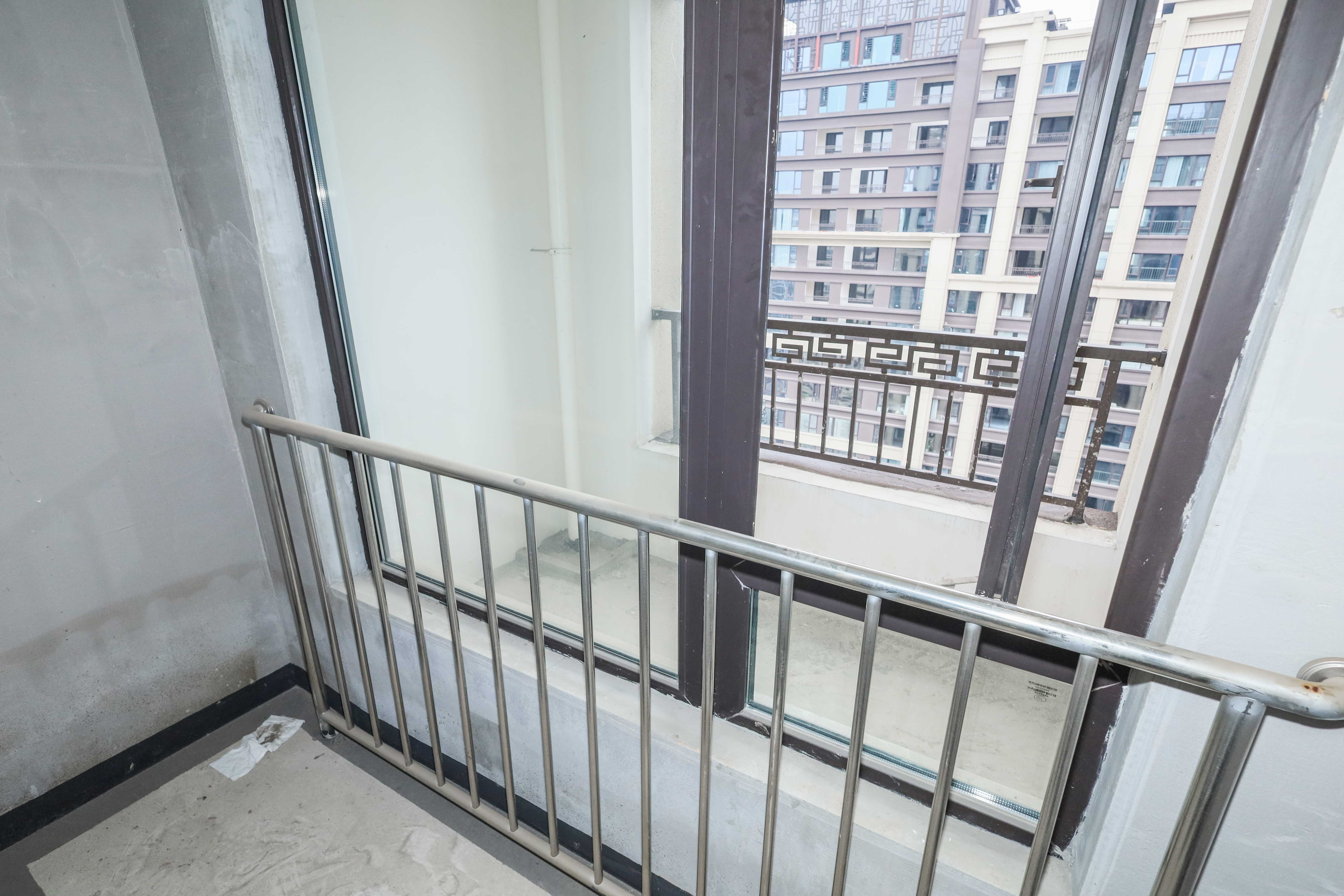 建发央著  4室2厅2卫   230.00万卧室