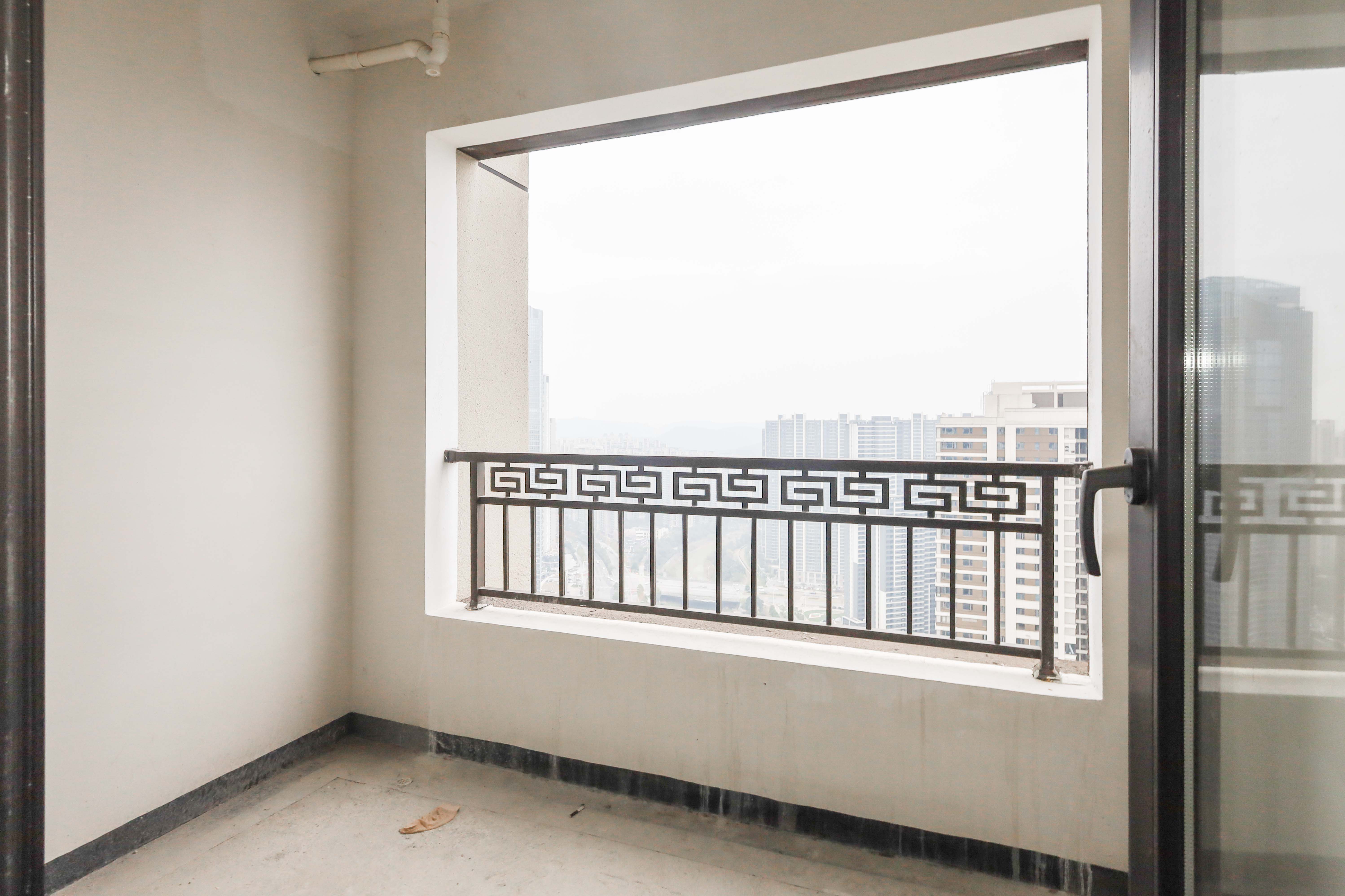 建发央著  4室2厅2卫   230.00万阳台