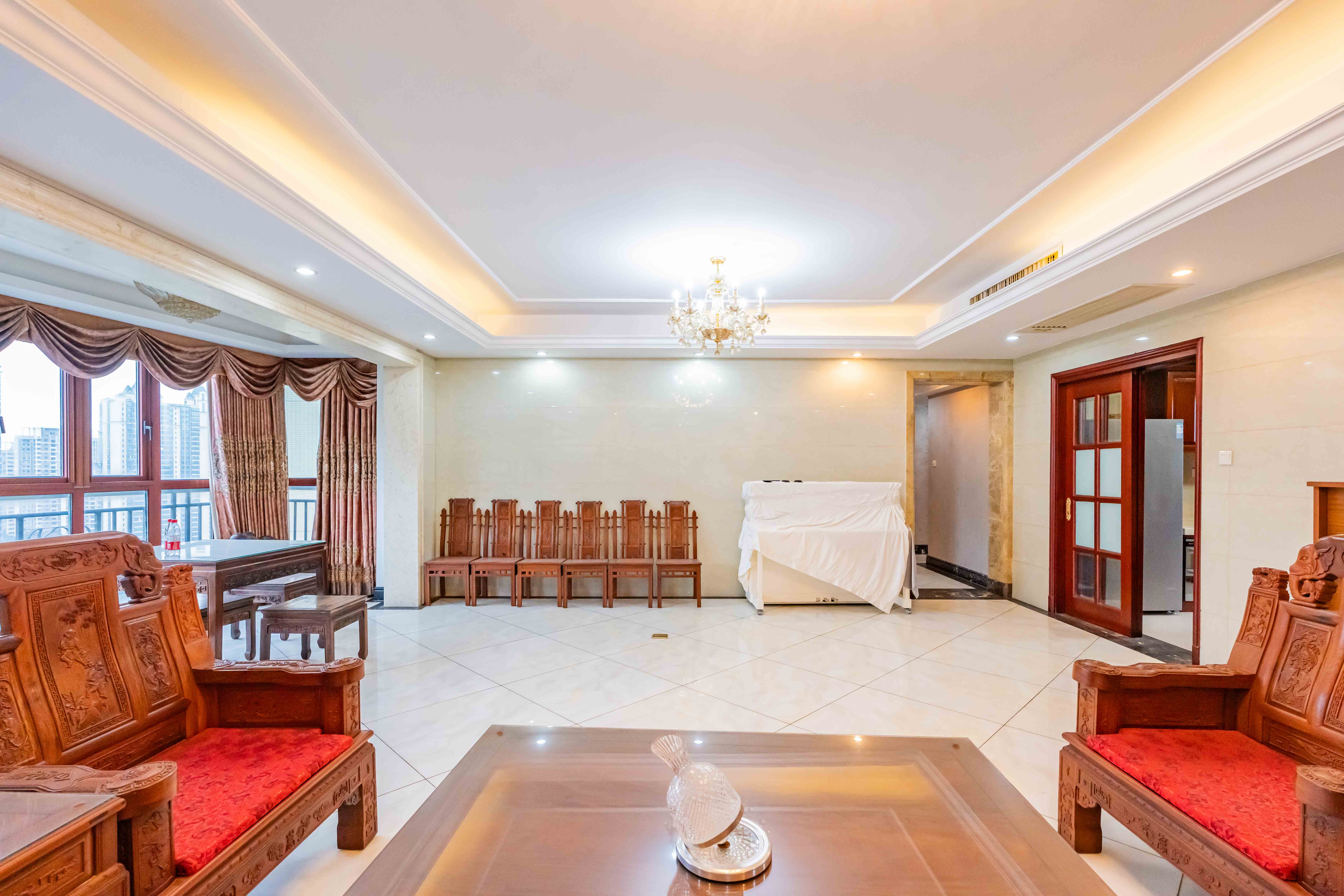 恒大雅苑  4室2厅1卫    223.0万客厅