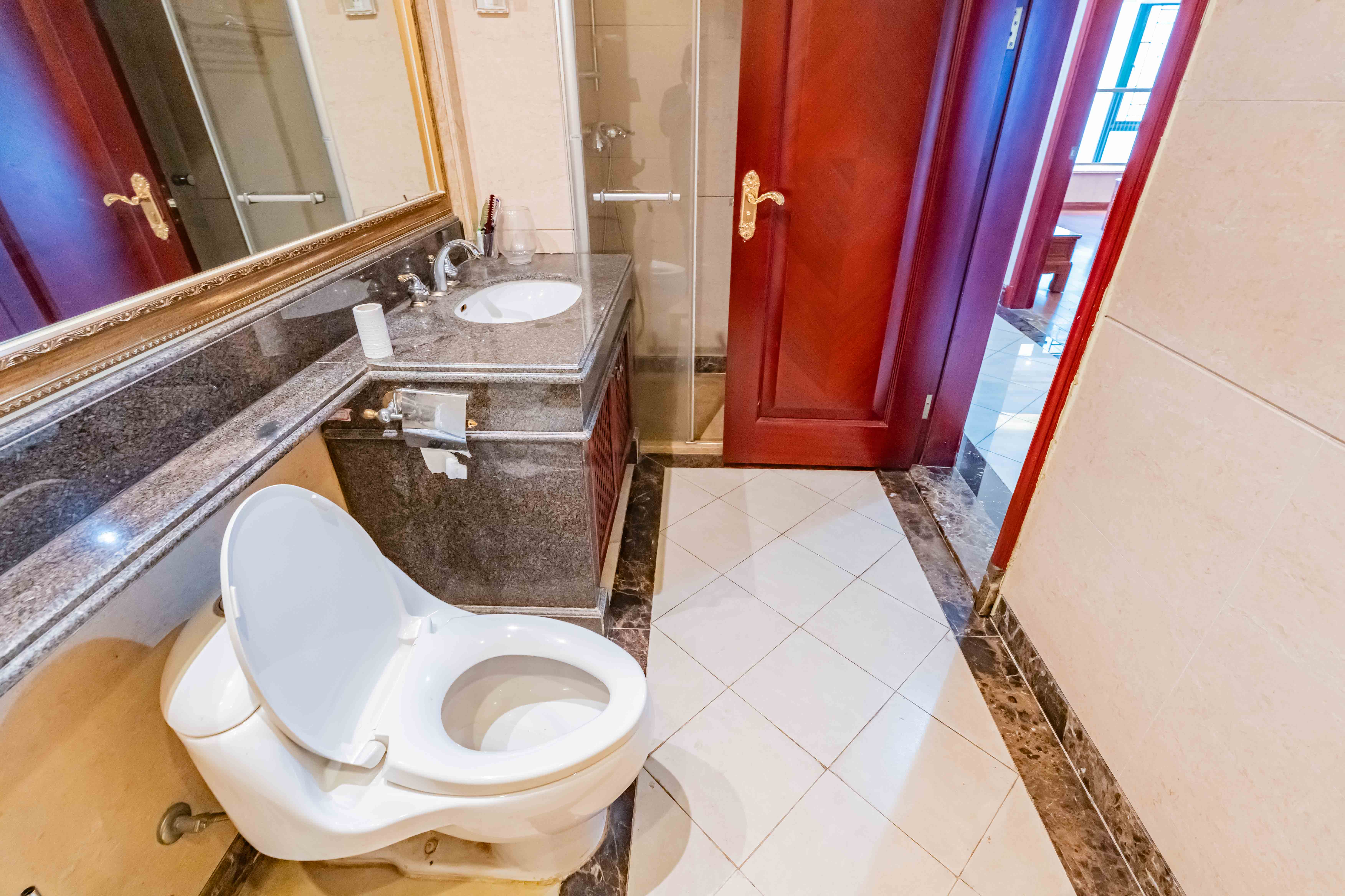 恒大雅苑  4室2厅1卫    223.0万卫生间