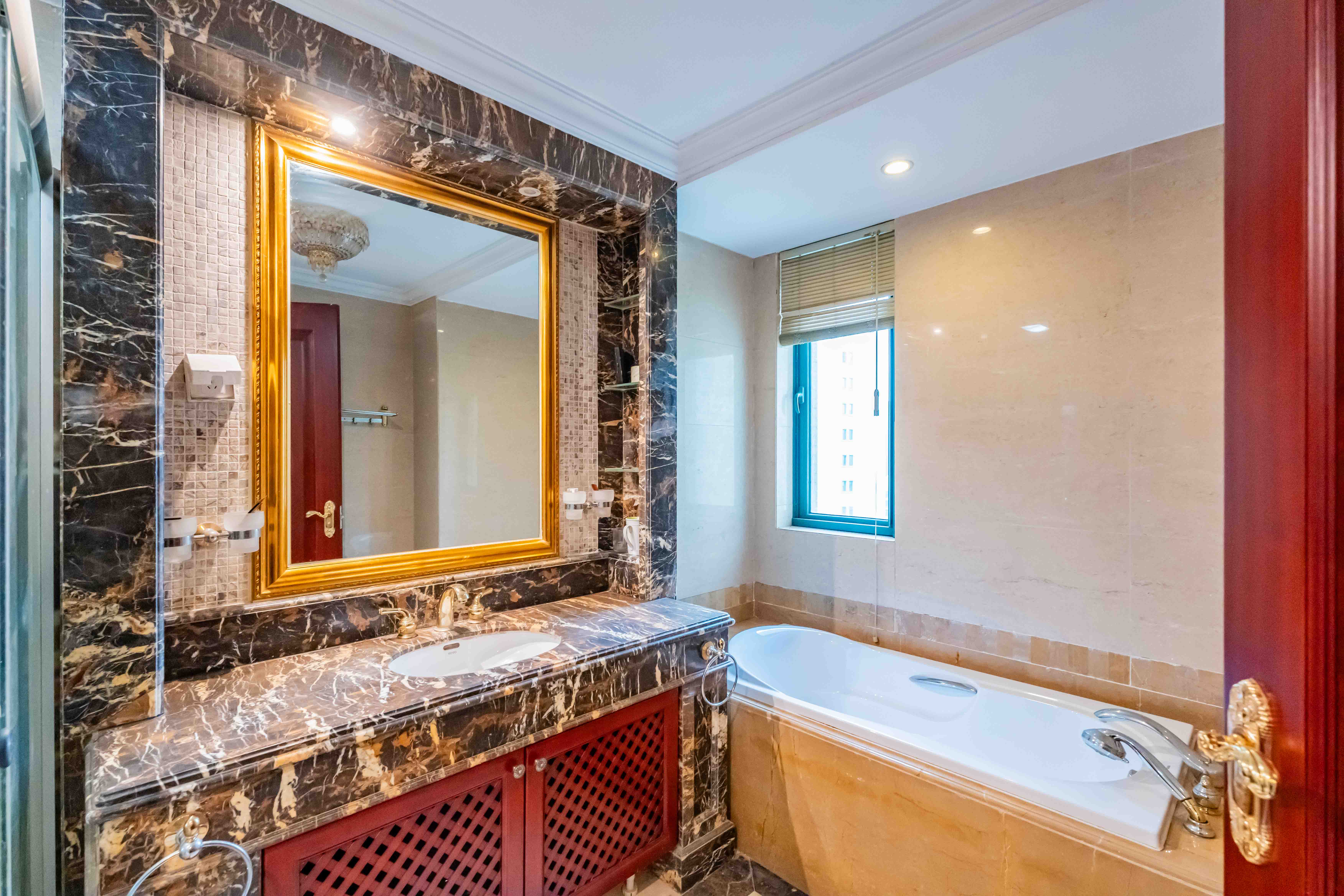 恒大雅苑  4室2厅1卫    223.0万卫生间