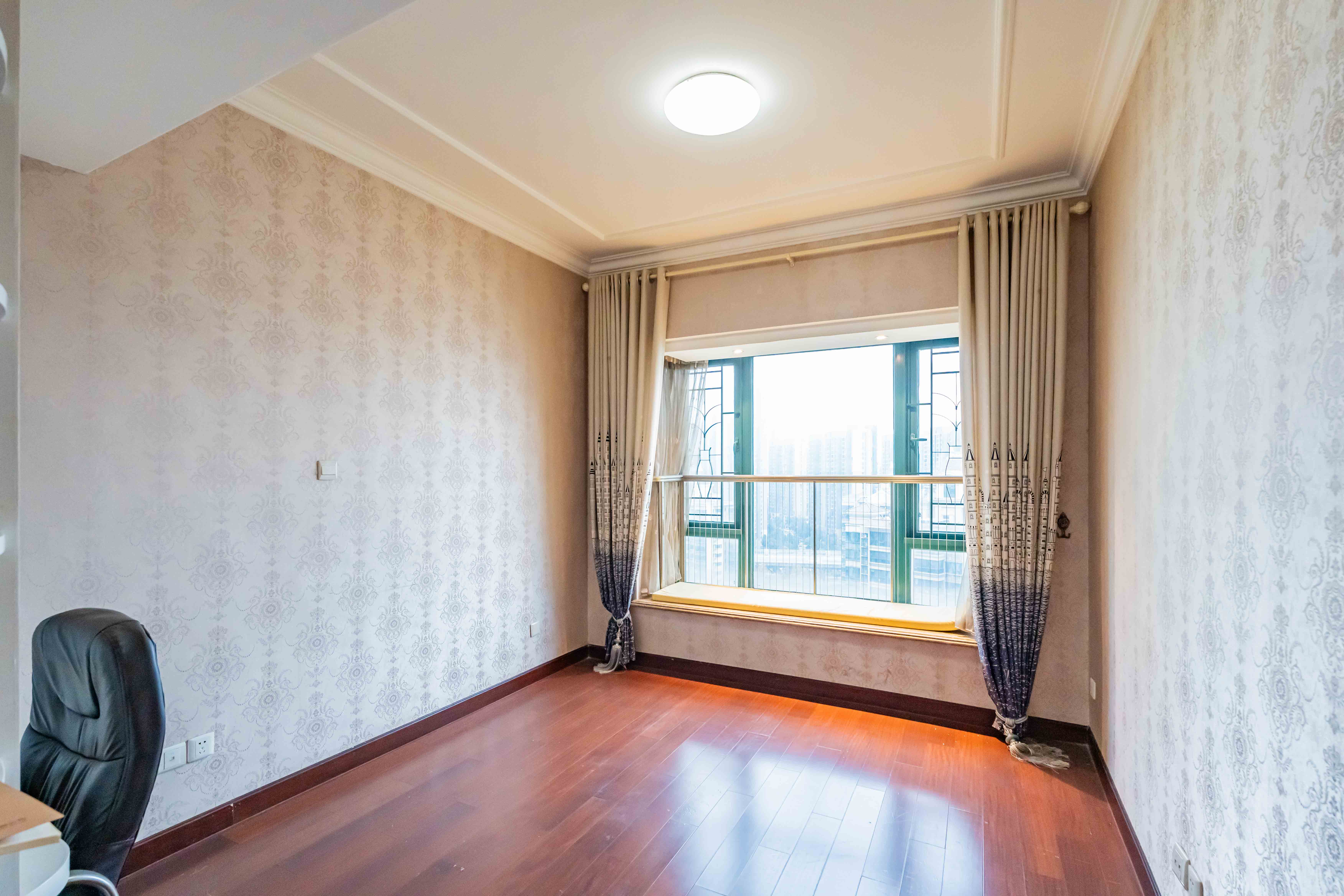 恒大雅苑  4室2厅1卫    223.0万卧室