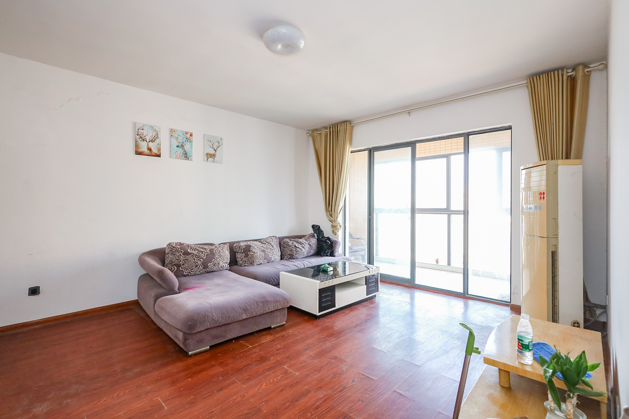 中城丽景香山园  4室2厅2卫    160.0万客厅