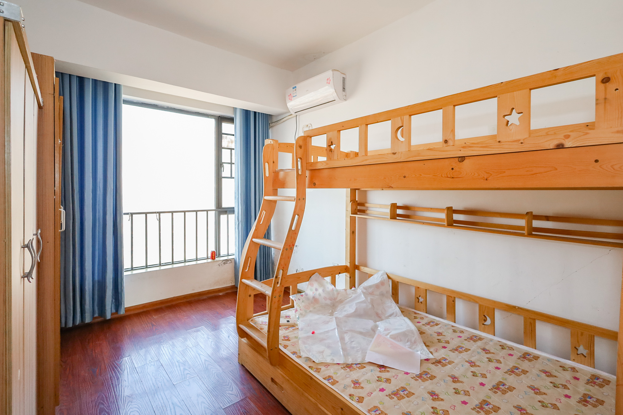 中城丽景香山园  4室2厅2卫    160.0万卧室