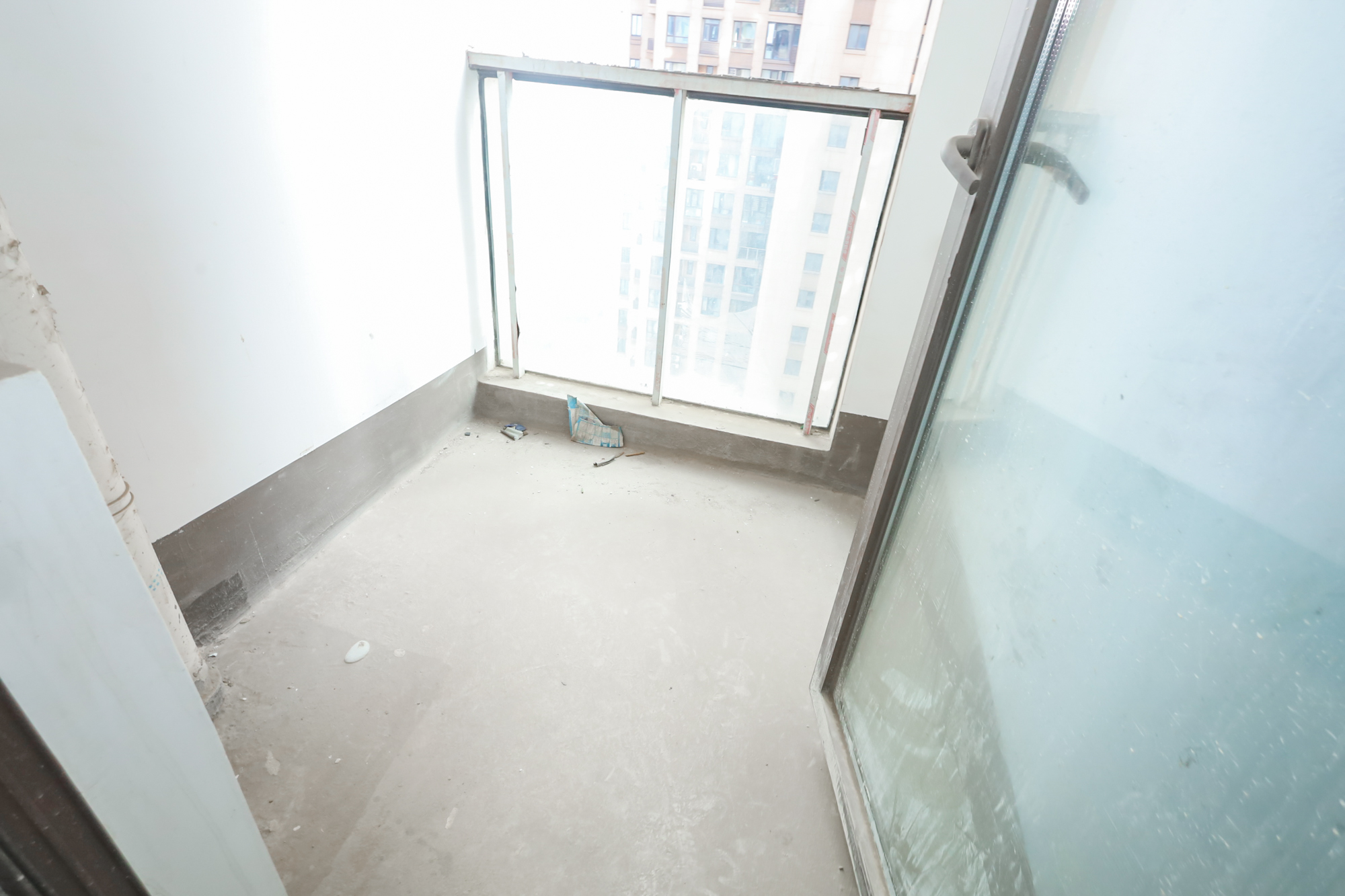 世茂外滩里（世茂铂翠湾三期）  4室2厅2卫    275.0万阳台