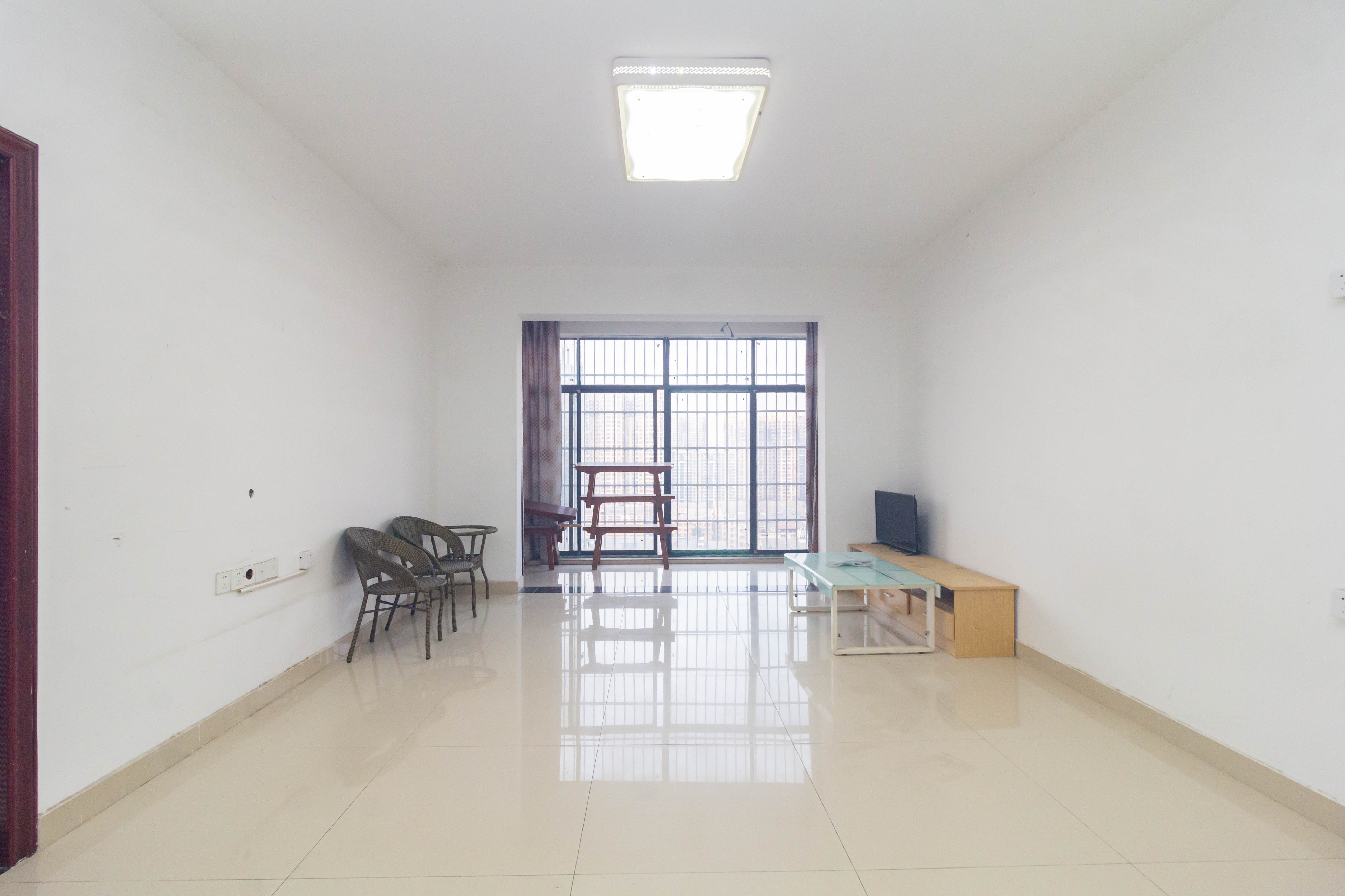 三景国际  4室2厅1卫    81.0万 三景国际  4室2厅1卫    81.0万客厅