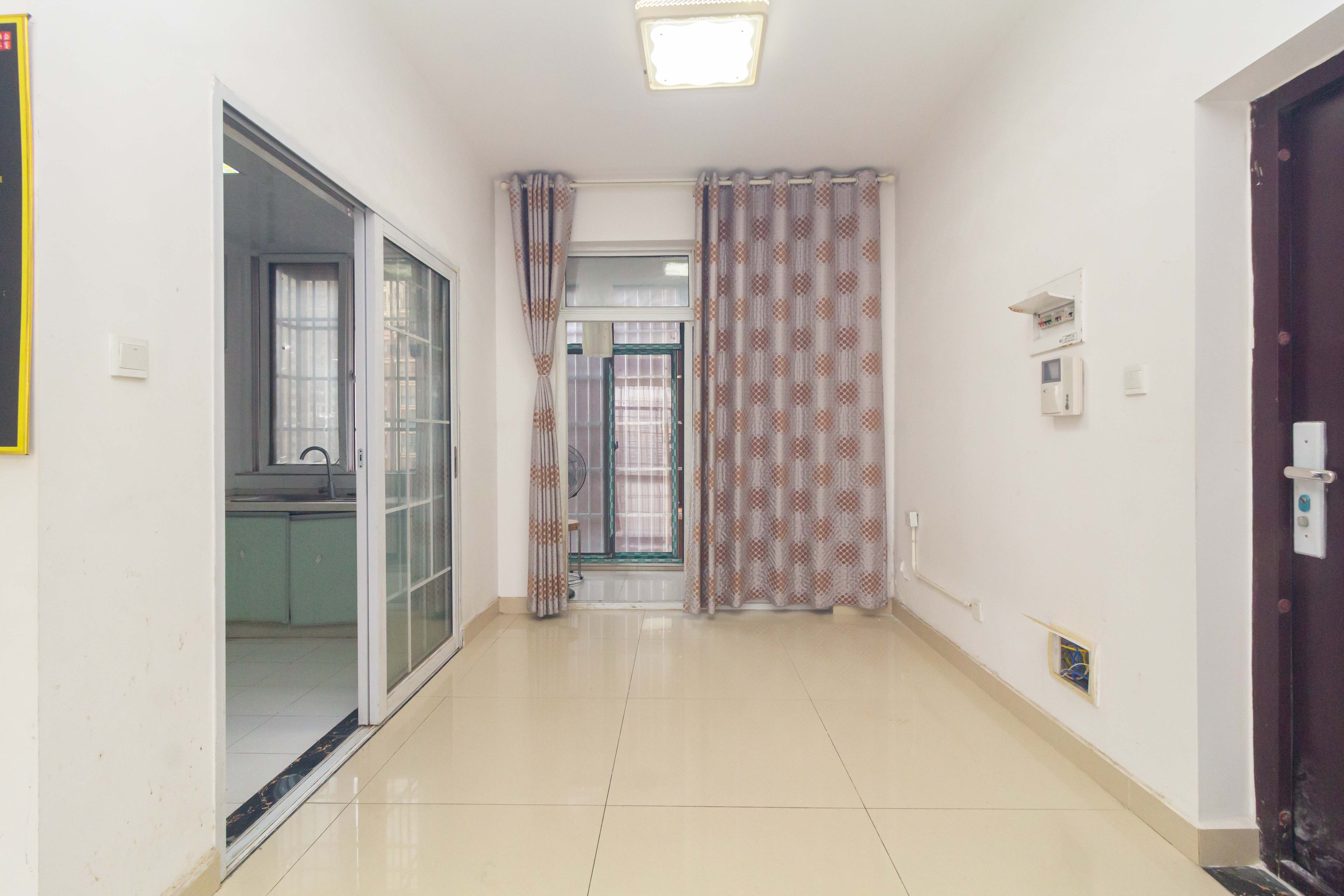 三景国际  4室2厅1卫    81.0万 三景国际  4室2厅1卫    81.0万客厅