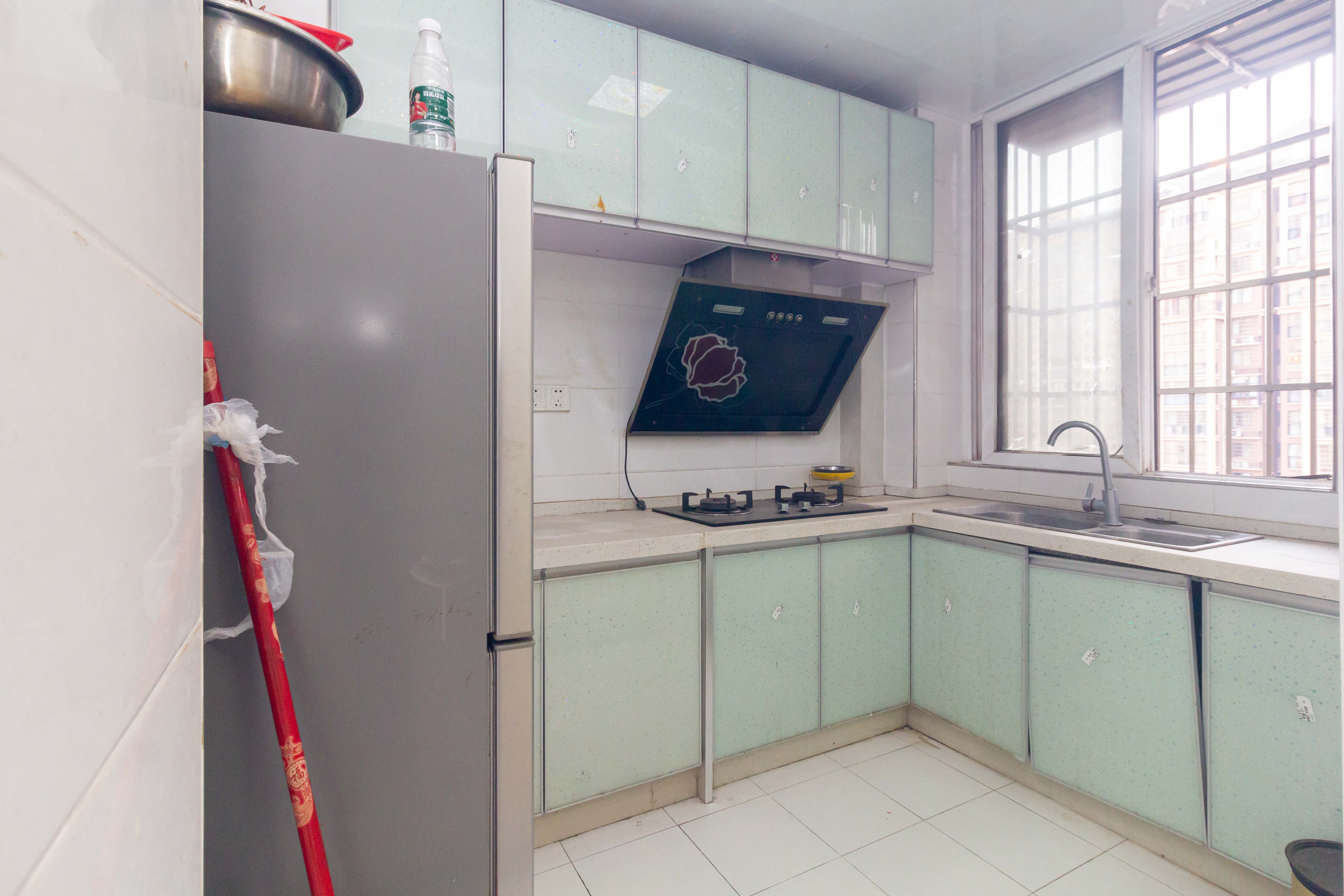 三景国际  4室2厅1卫    81.0万 三景国际  4室2厅1卫    81.0万厨房