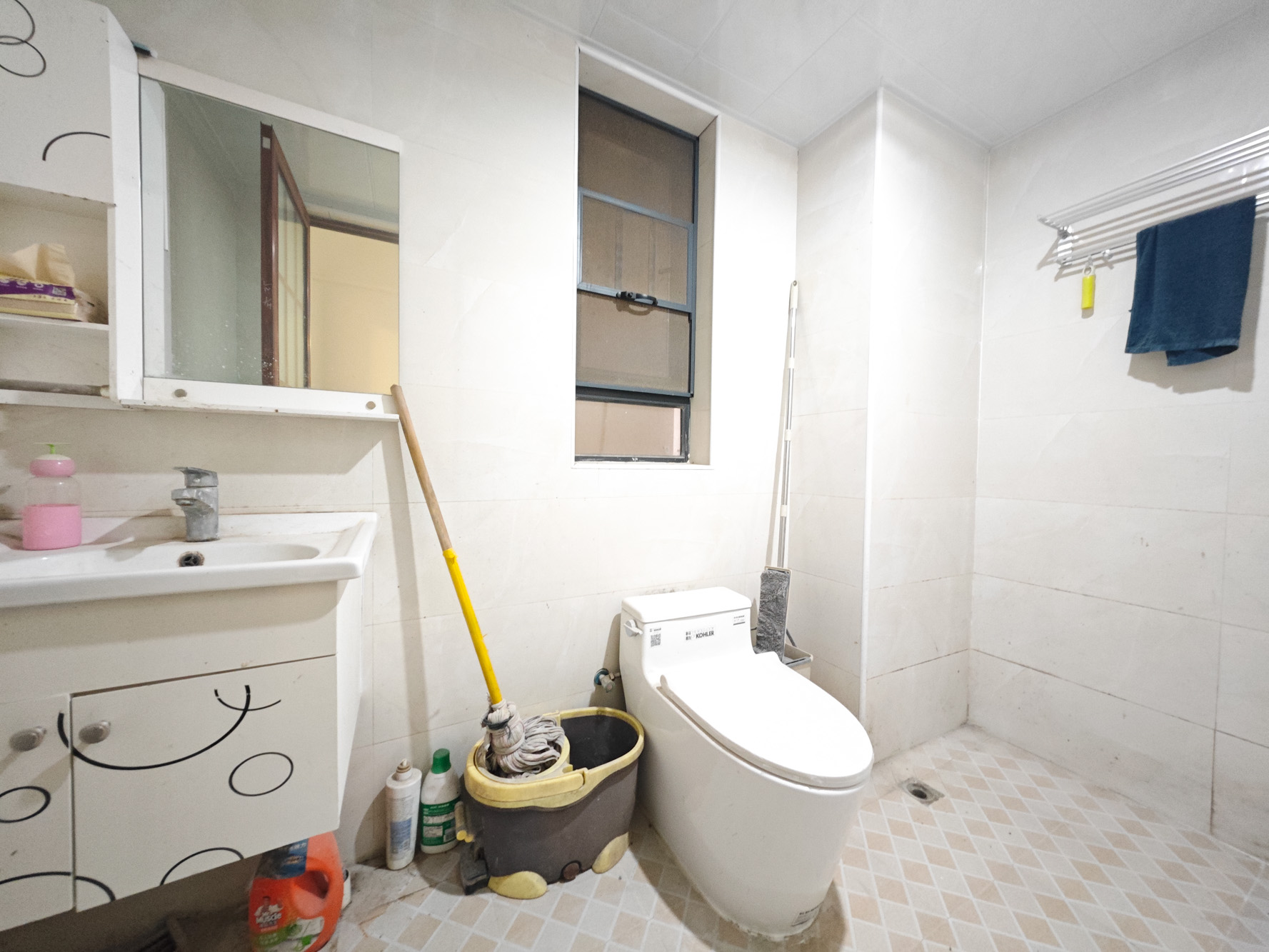 保利城(中航城国际社区、郡原美村) 3室2厅2卫 75.00万 保利城(中航城国际社区、郡原美村) 3室2厅2卫 75.00万卫生间