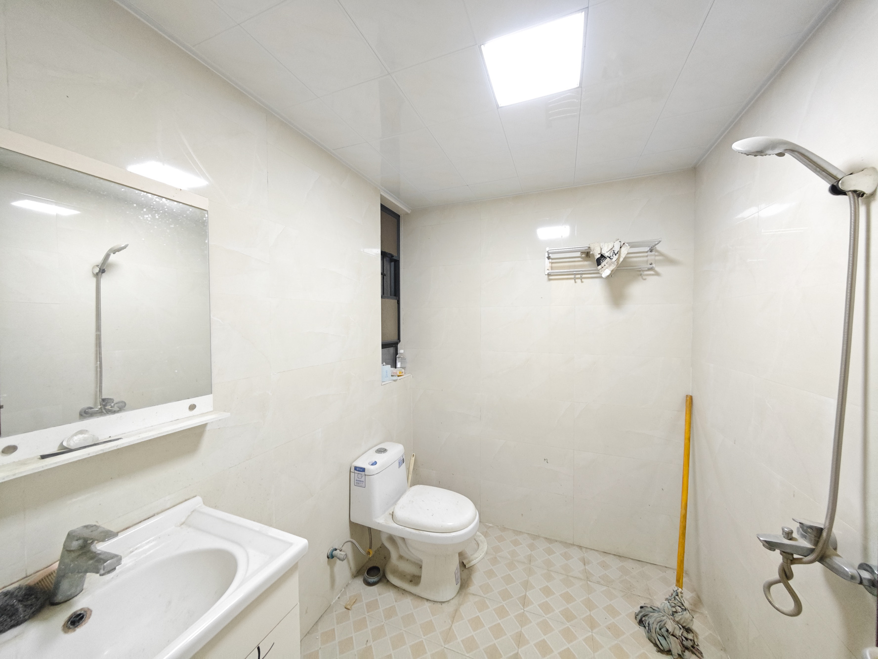 保利城(中航城国际社区、郡原美村) 3室2厅2卫 75.00万 保利城(中航城国际社区、郡原美村) 3室2厅2卫 75.00万卫生间