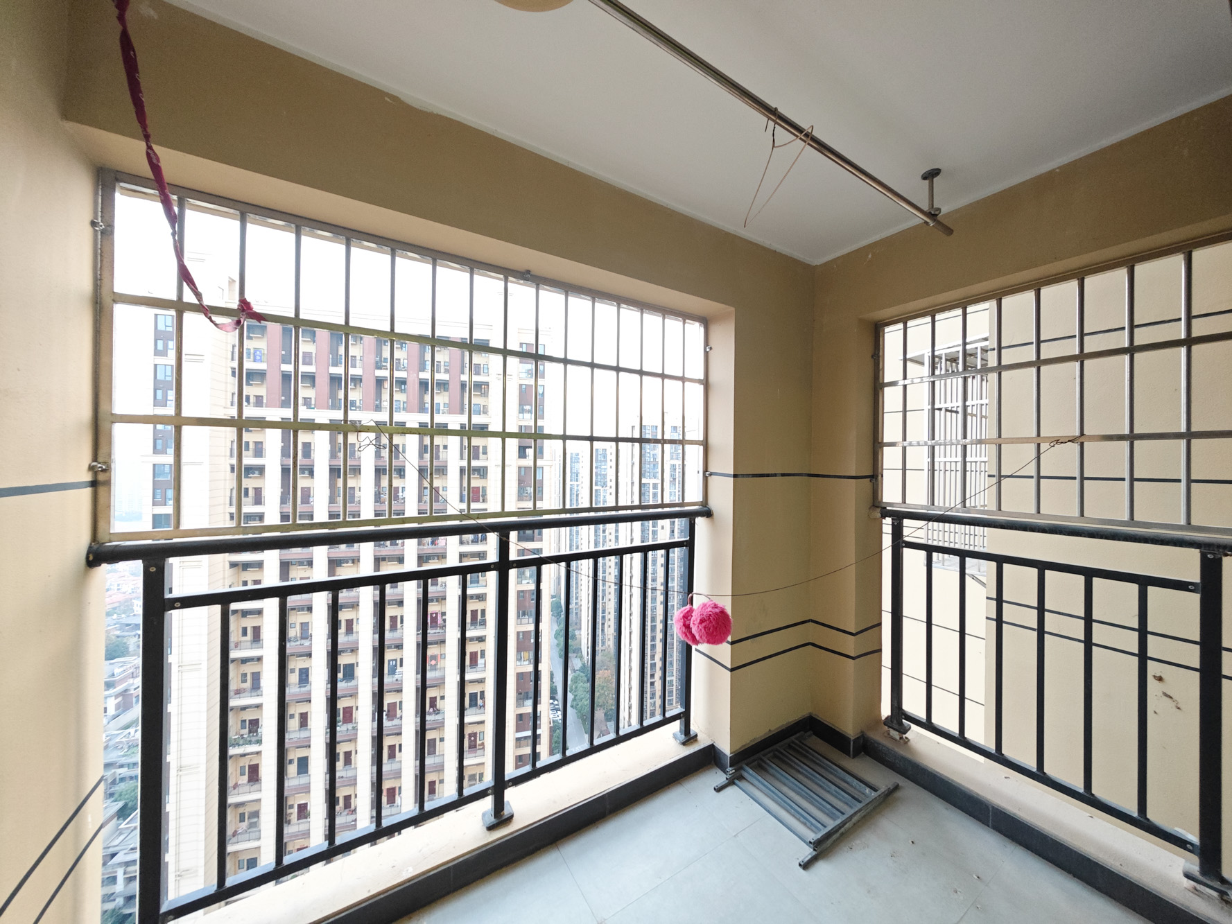 保利城(中航城国际社区、郡原美村) 3室2厅2卫 75.00万 保利城(中航城国际社区、郡原美村) 3室2厅2卫 75.00万阳台