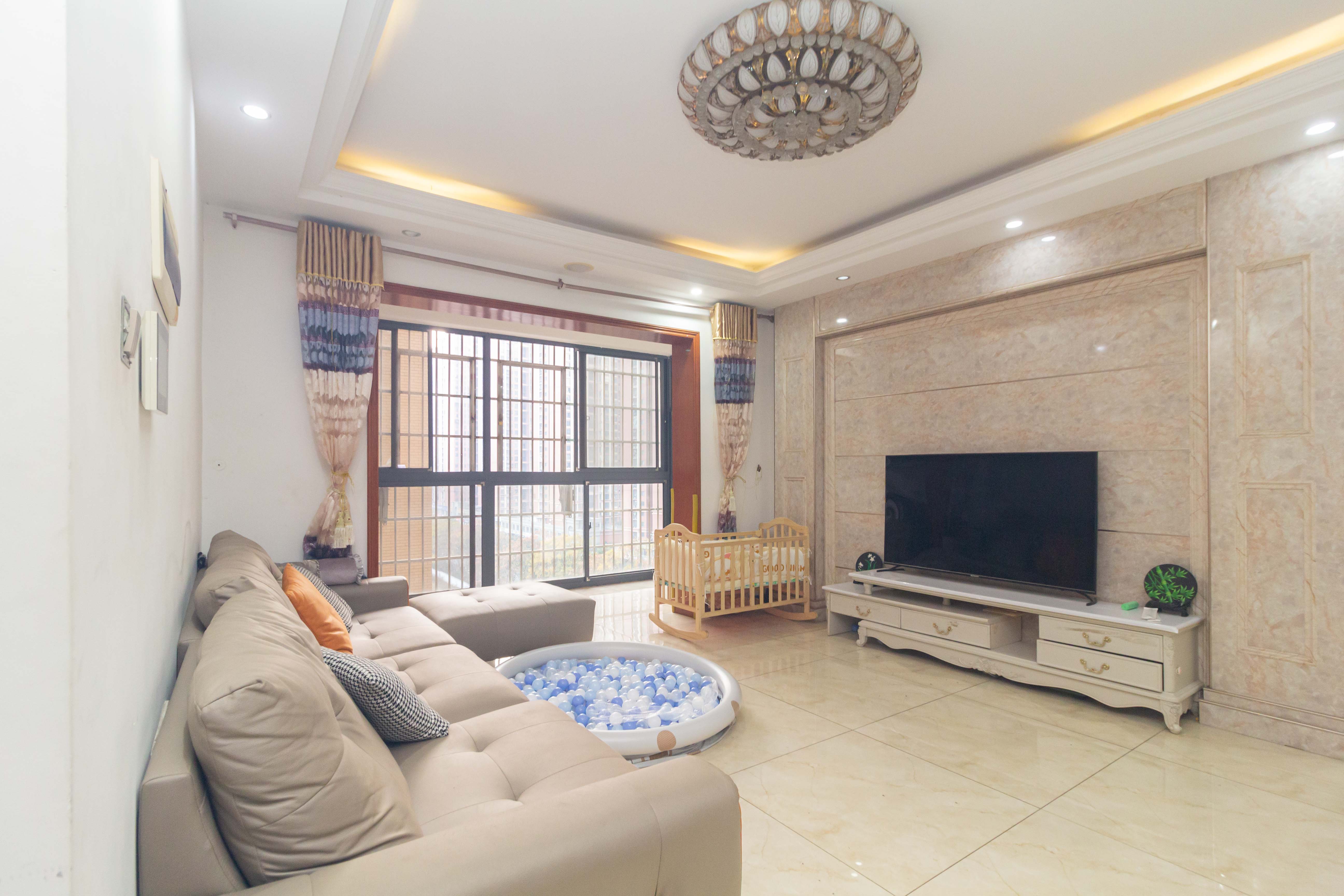 佳美紫郡  3室2厅2卫    73.8万客厅