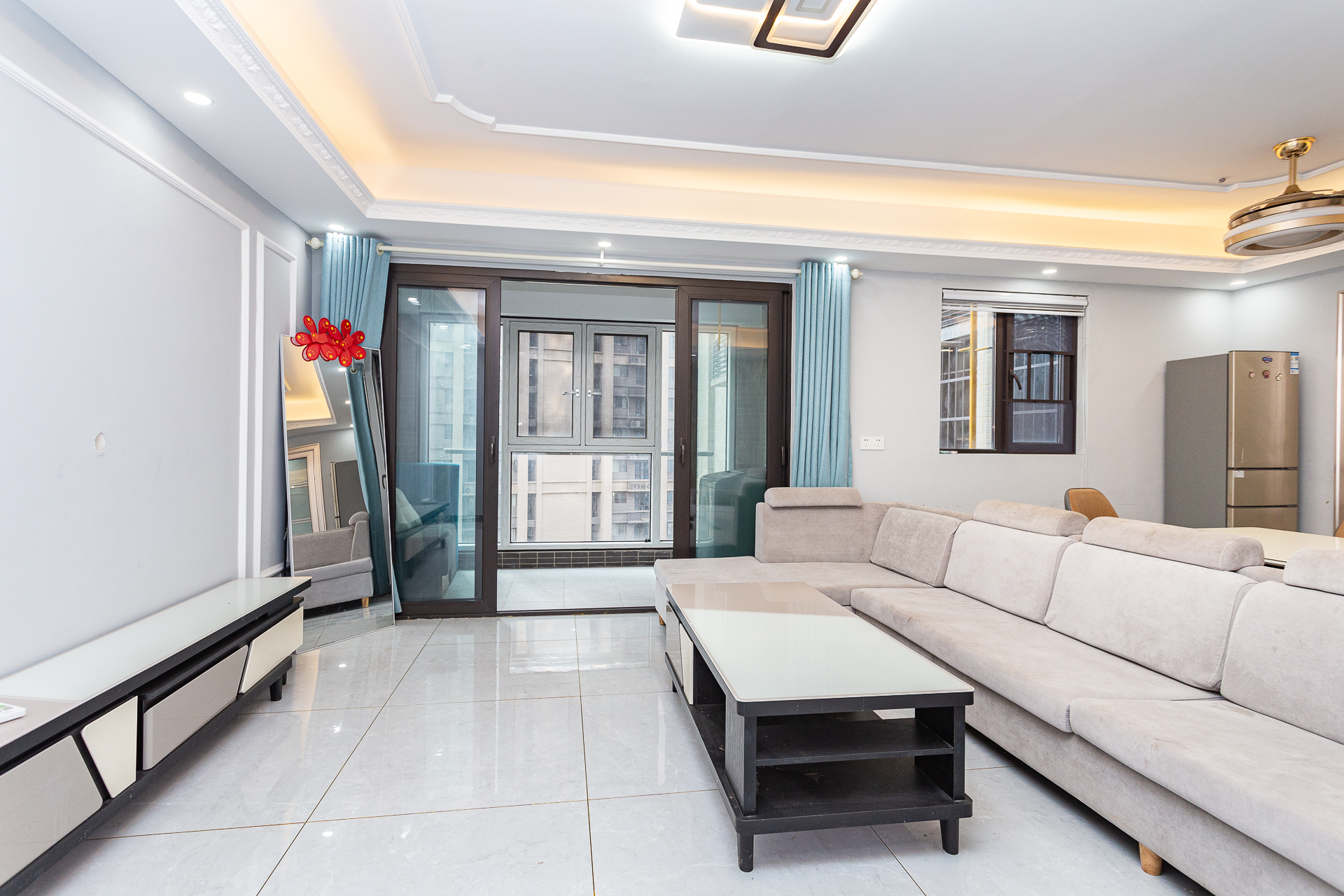 时代倾城五期 3室2厅2卫 107.8万 时代倾城五期 3室2厅2卫 107.8万客厅