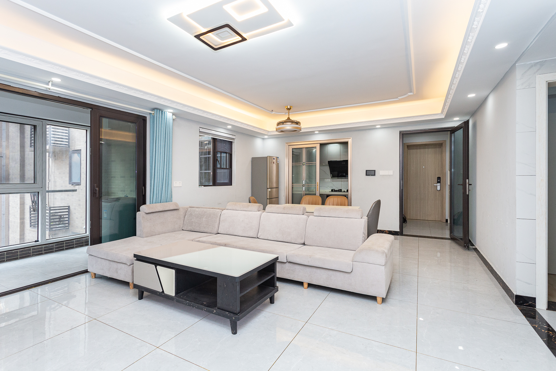 时代倾城五期 3室2厅2卫 107.8万 时代倾城五期 3室2厅2卫 107.8万客厅