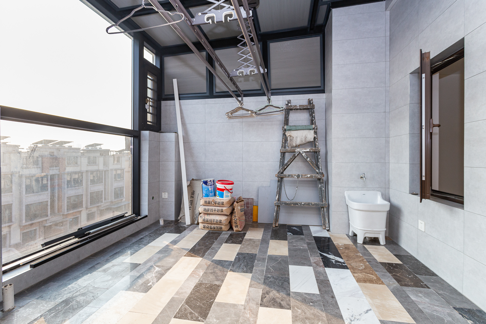 盈峰翠邸  5室2厅3卫    180.0万 盈峰翠邸  5室2厅3卫    180.0万阳台