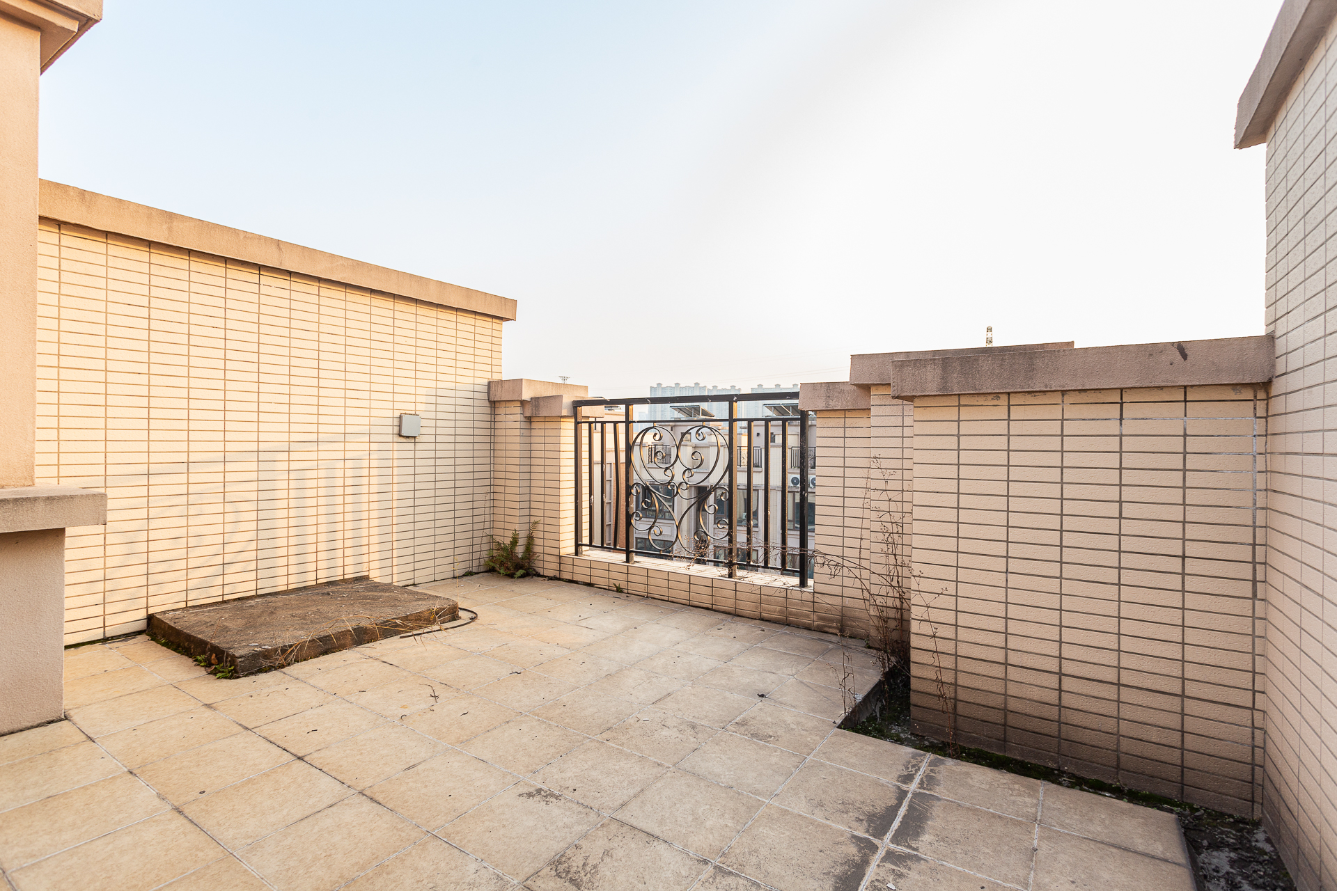 盈峰翠邸 4室2厅3卫 105.0万 盈峰翠邸 4室2厅3卫 105.0万阳台