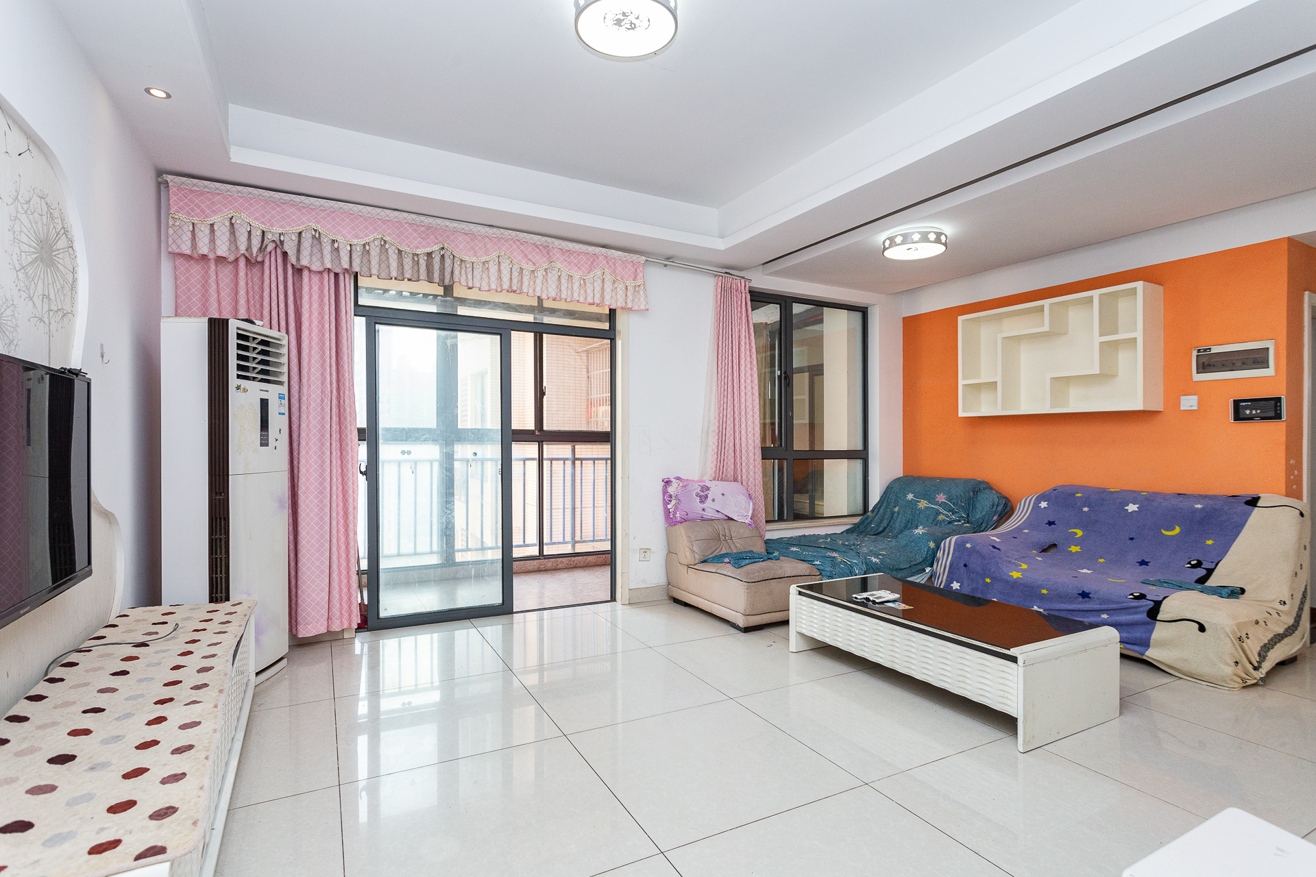 浩龙音乐界  3室2厅2卫    60.8万客厅