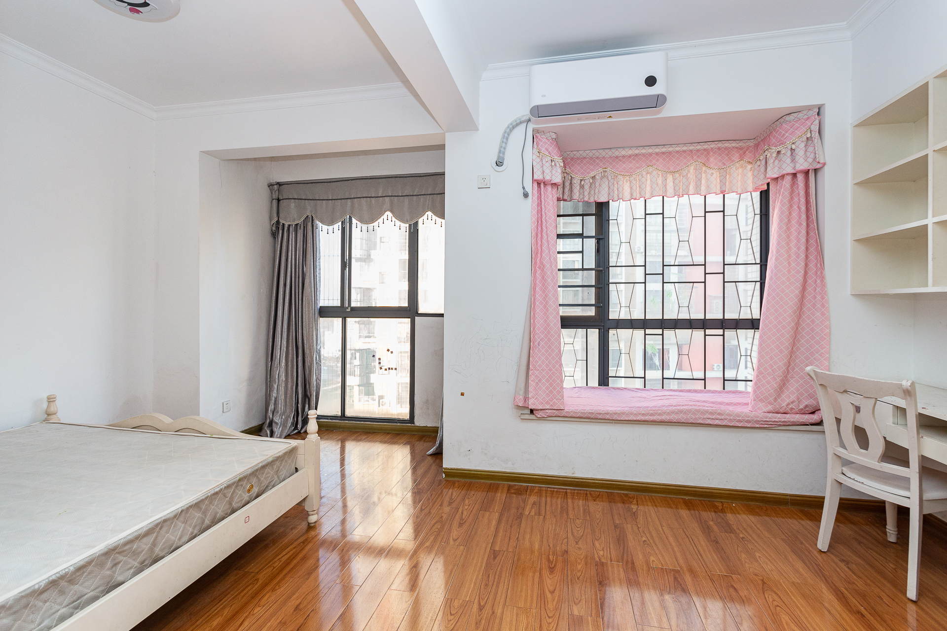 浩龙音乐界  3室2厅2卫    60.8万卧室