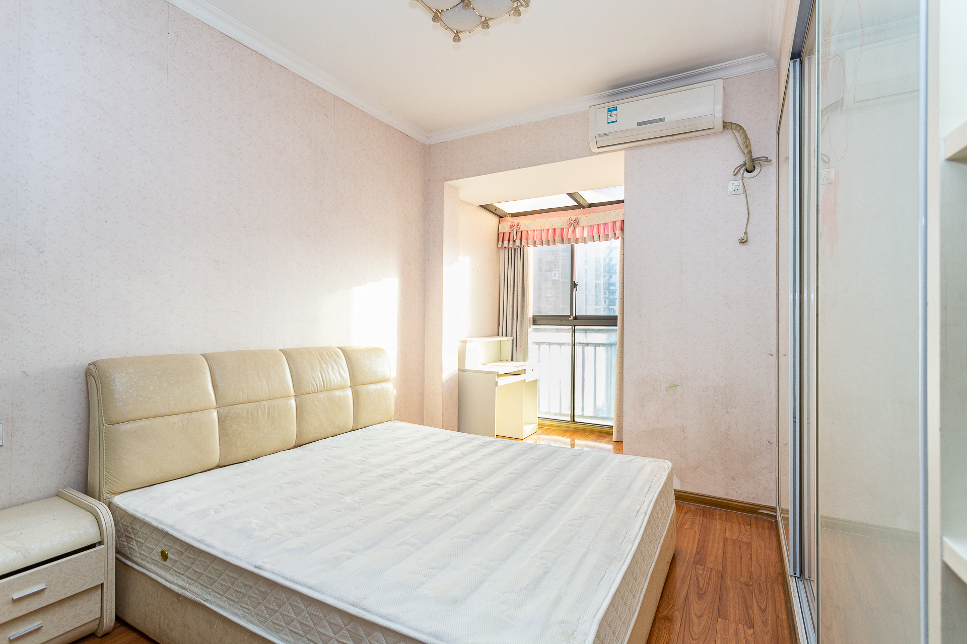 浩龙音乐界  3室2厅2卫    60.8万卧室