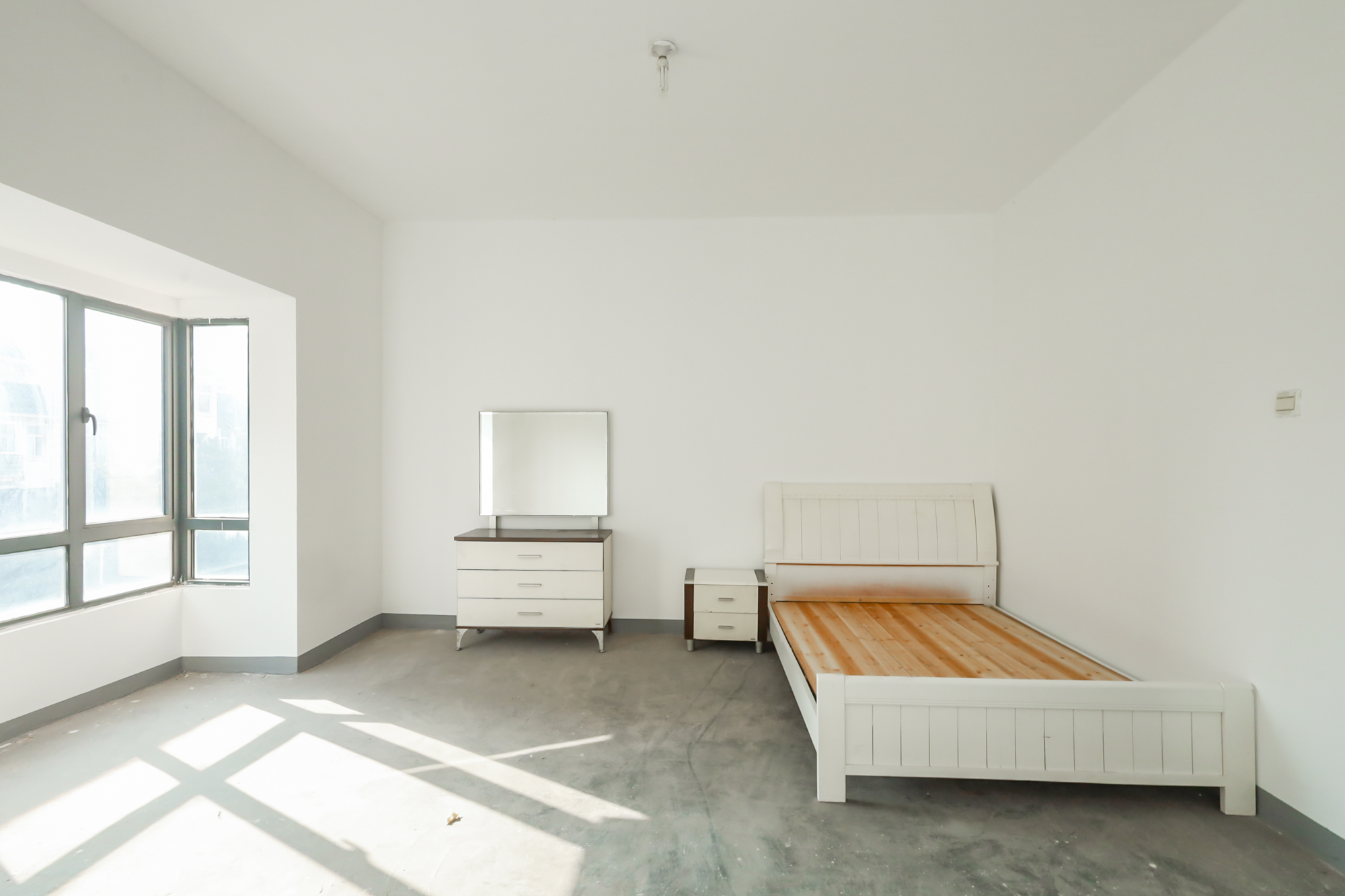 八方小区D区  5室2厅2卫   538.00万卧室