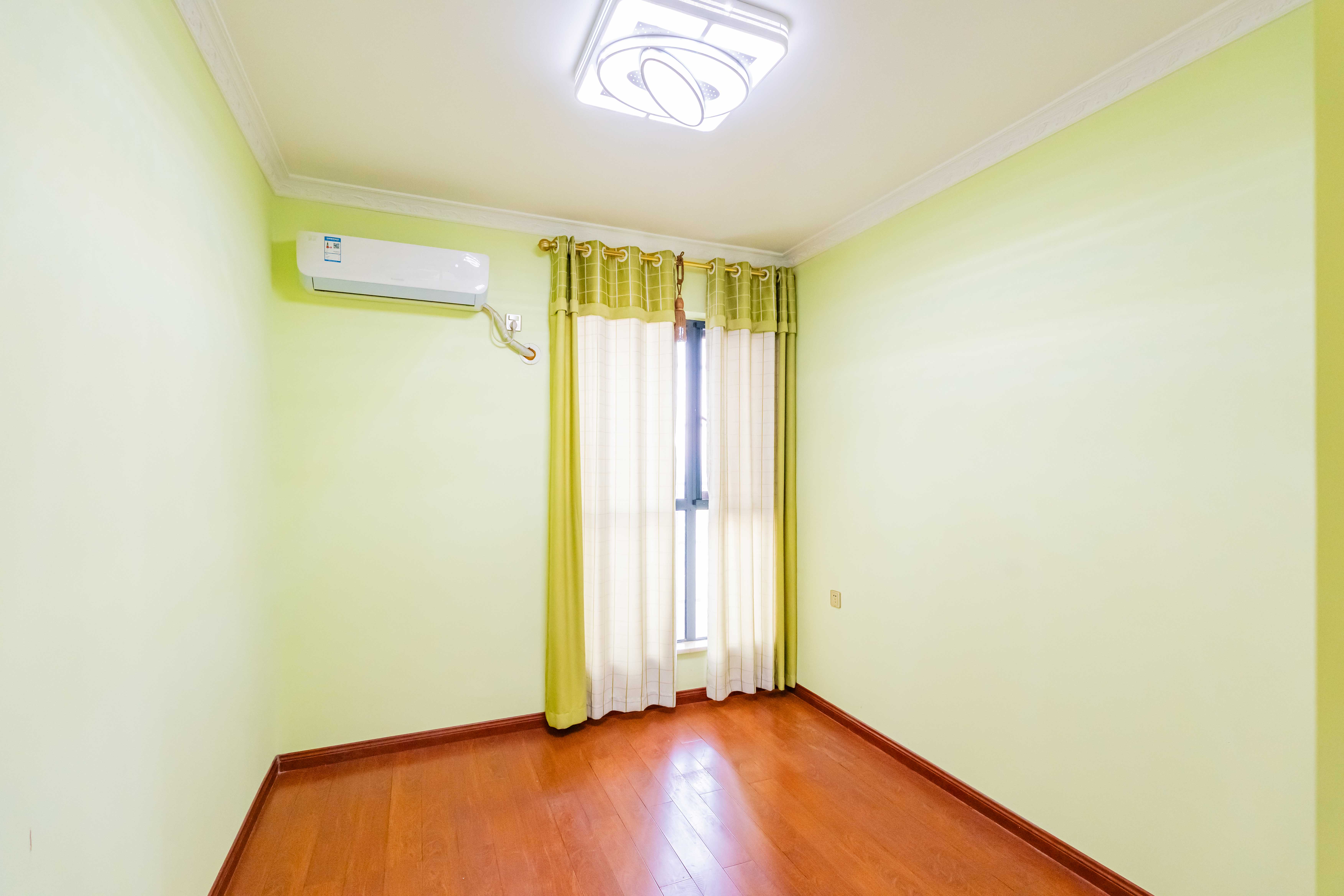 悦湖山  4室2厅2卫    105.0万 悦湖山  4室2厅2卫    105.0万卧室