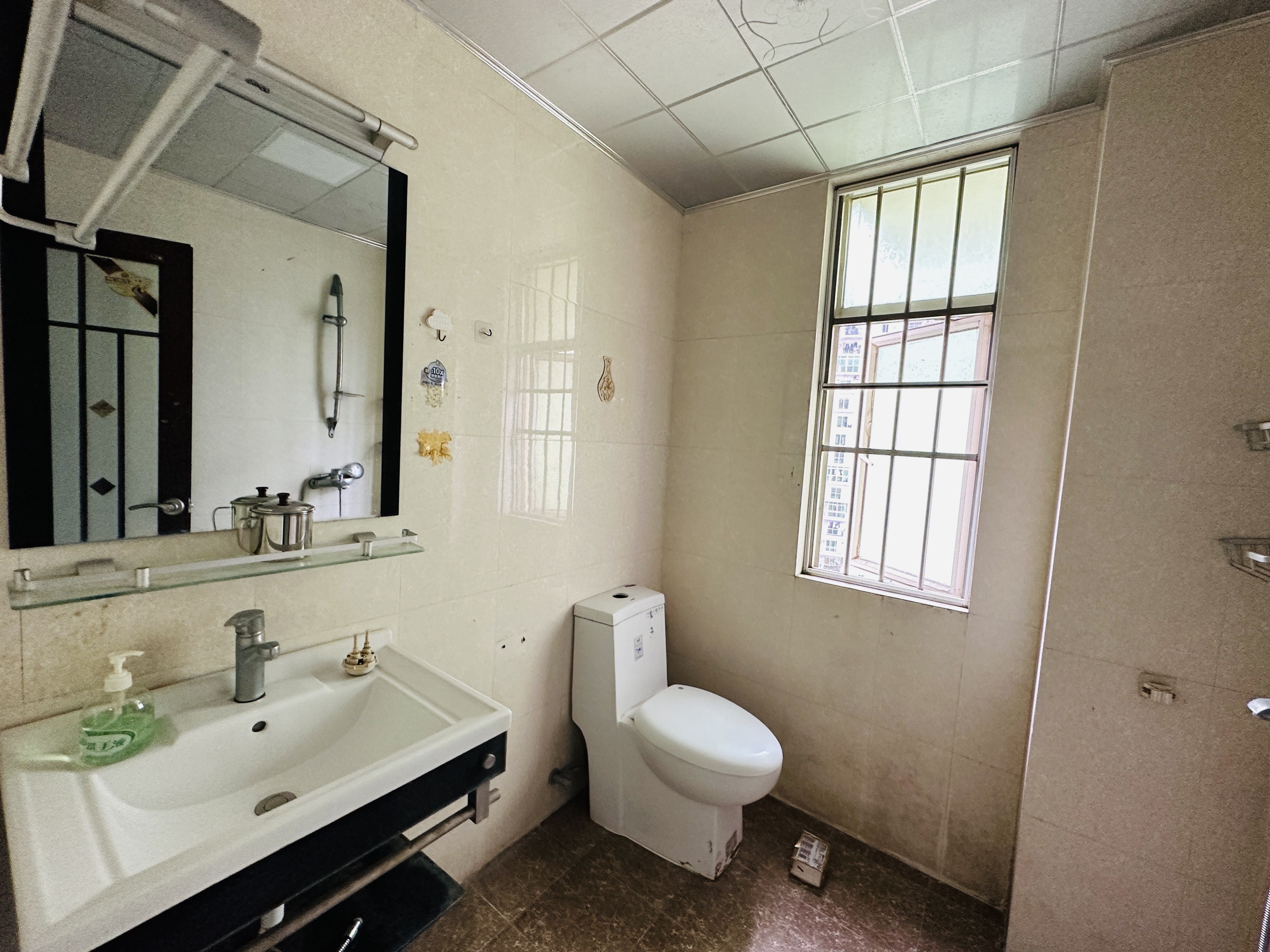 濠江花园  3室2厅2卫    140.0万 濠江花园  3室2厅2卫    140.0万卫生间