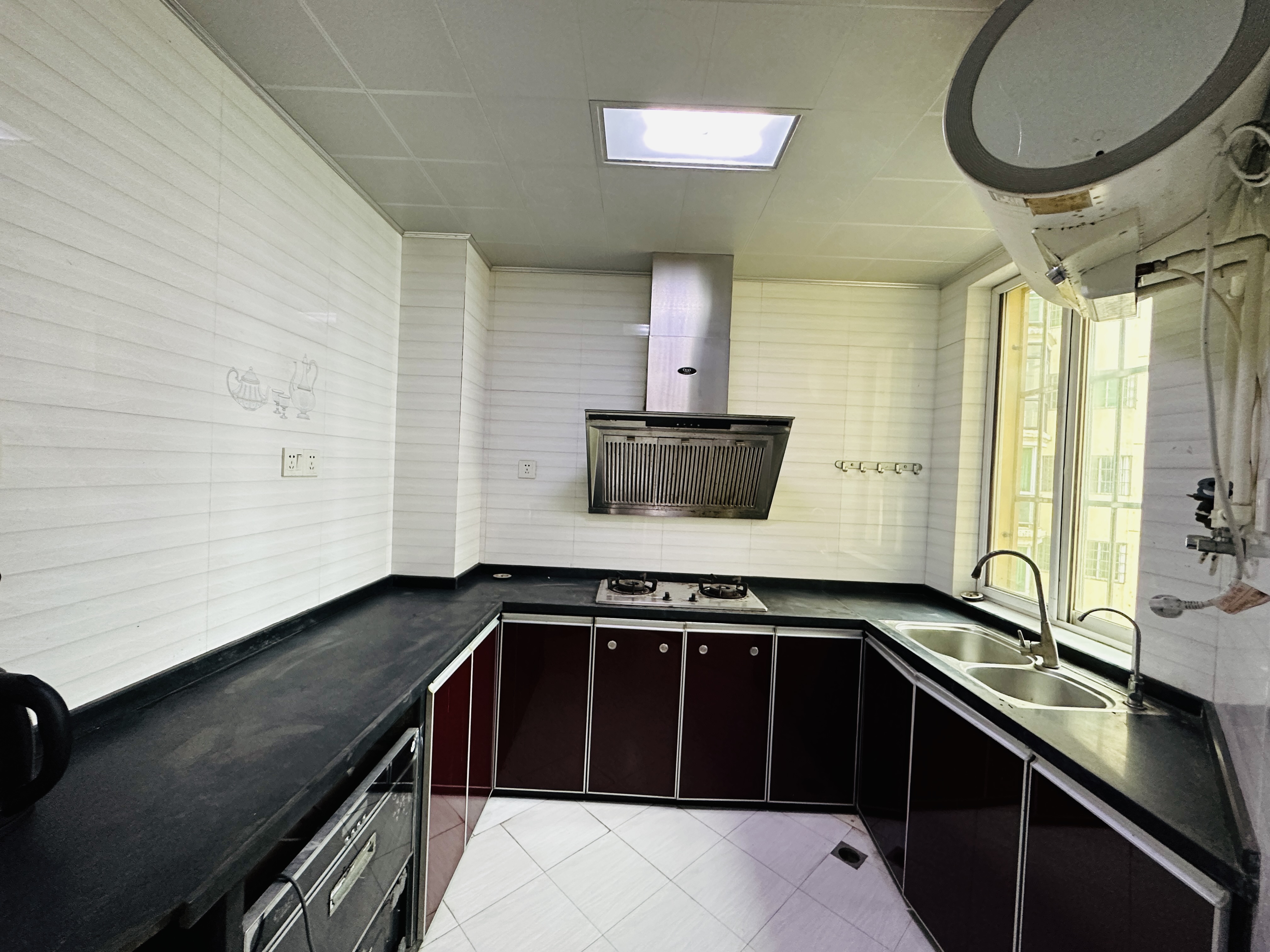 濠江花园  3室2厅2卫    140.0万 濠江花园  3室2厅2卫    140.0万厨房