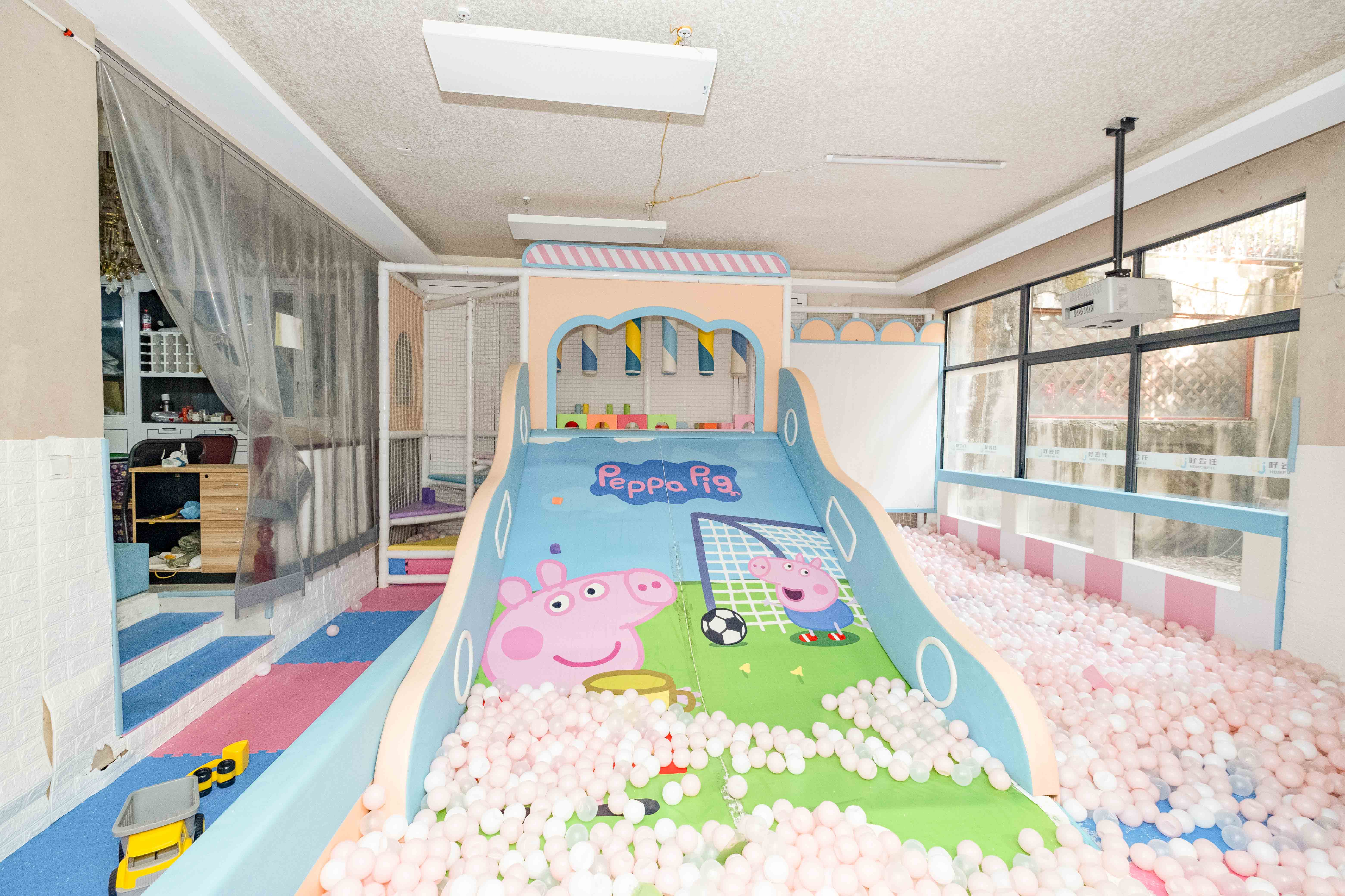 五矿万境蓝山  4室2厅3卫   368.00万客厅