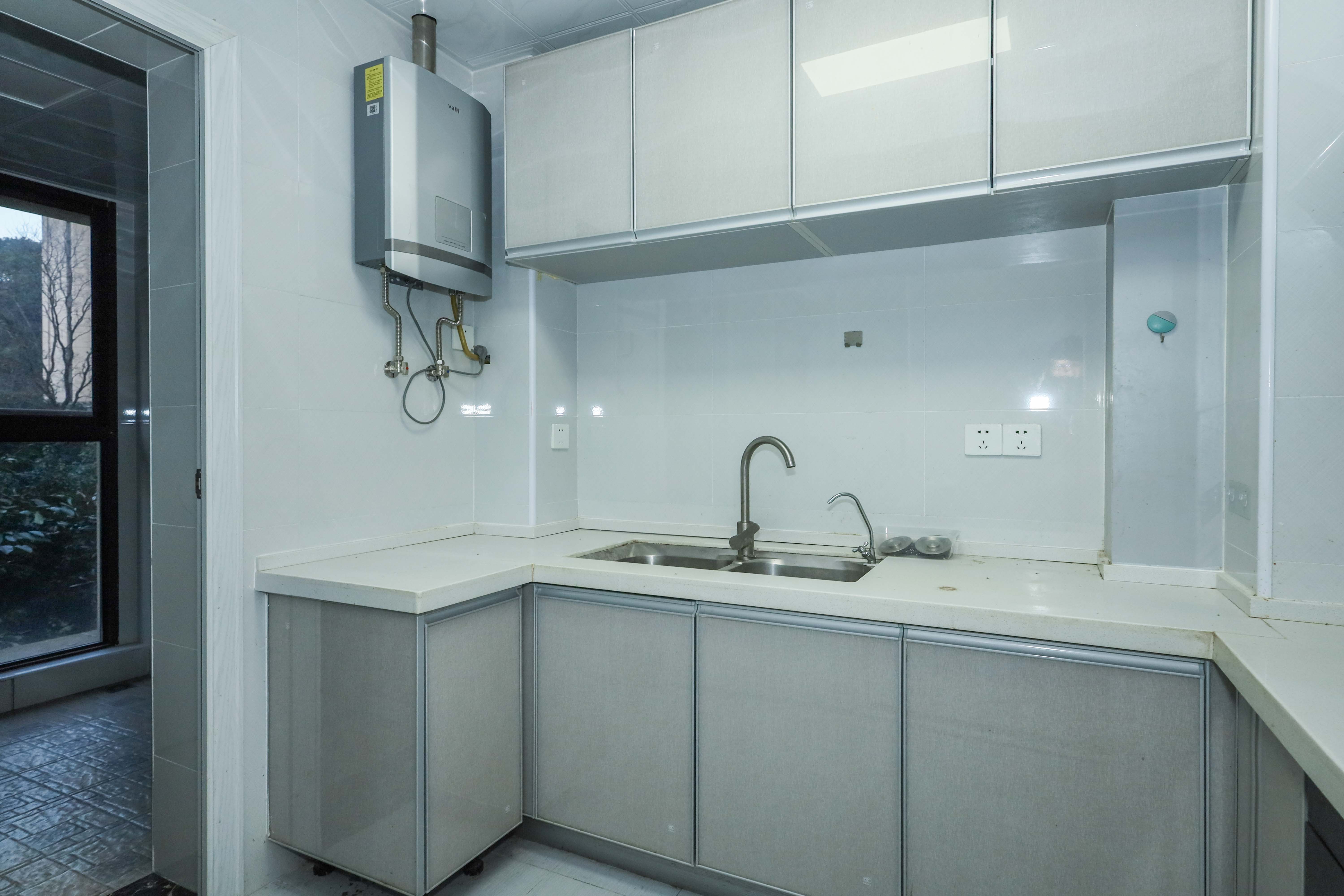 惠天然梅岭国际  3室2厅2卫    120.0万厨房