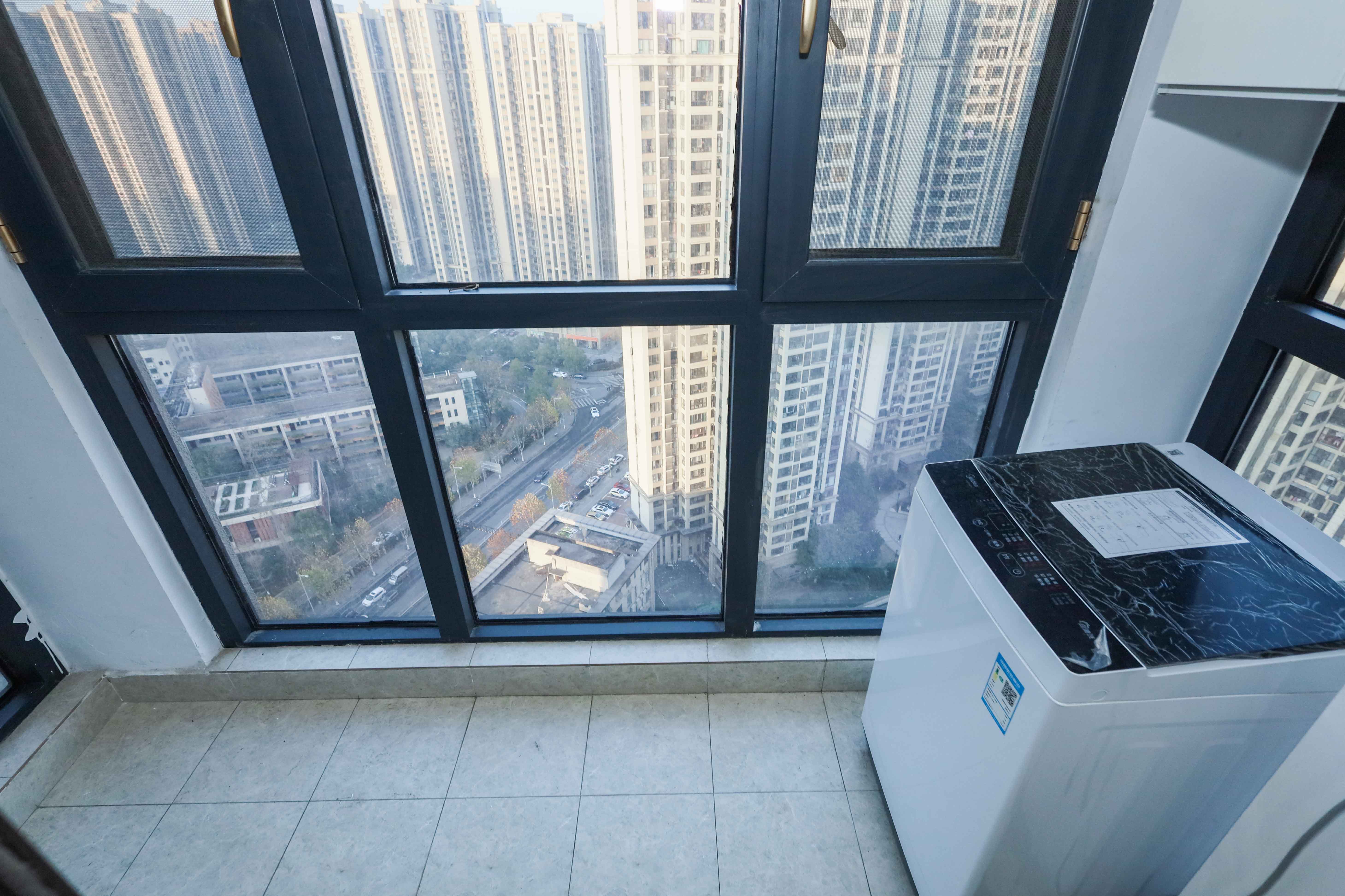 中国铁建梅溪青秀二期  4室2厅2卫   180.00万阳台