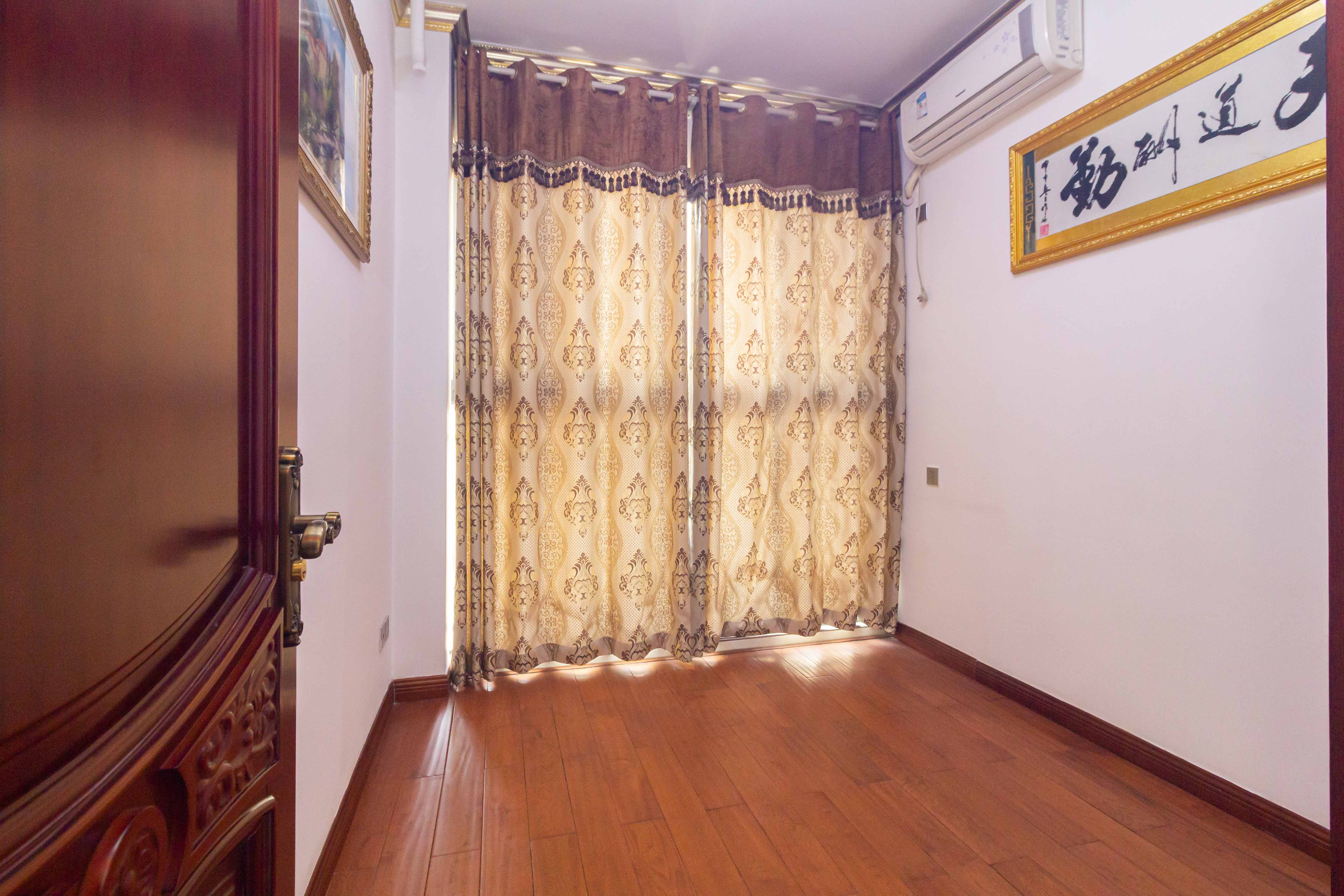 东岸城邦  3室2厅2卫   134.50万卧室