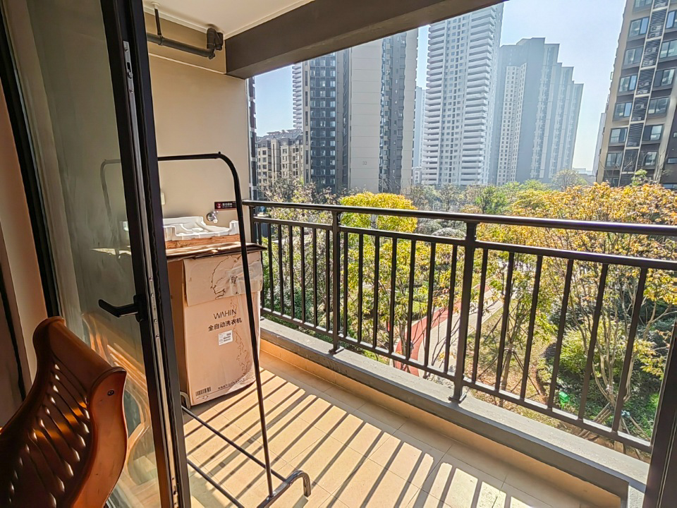 万科魅力之城  3室2厅2卫    123.0万阳台