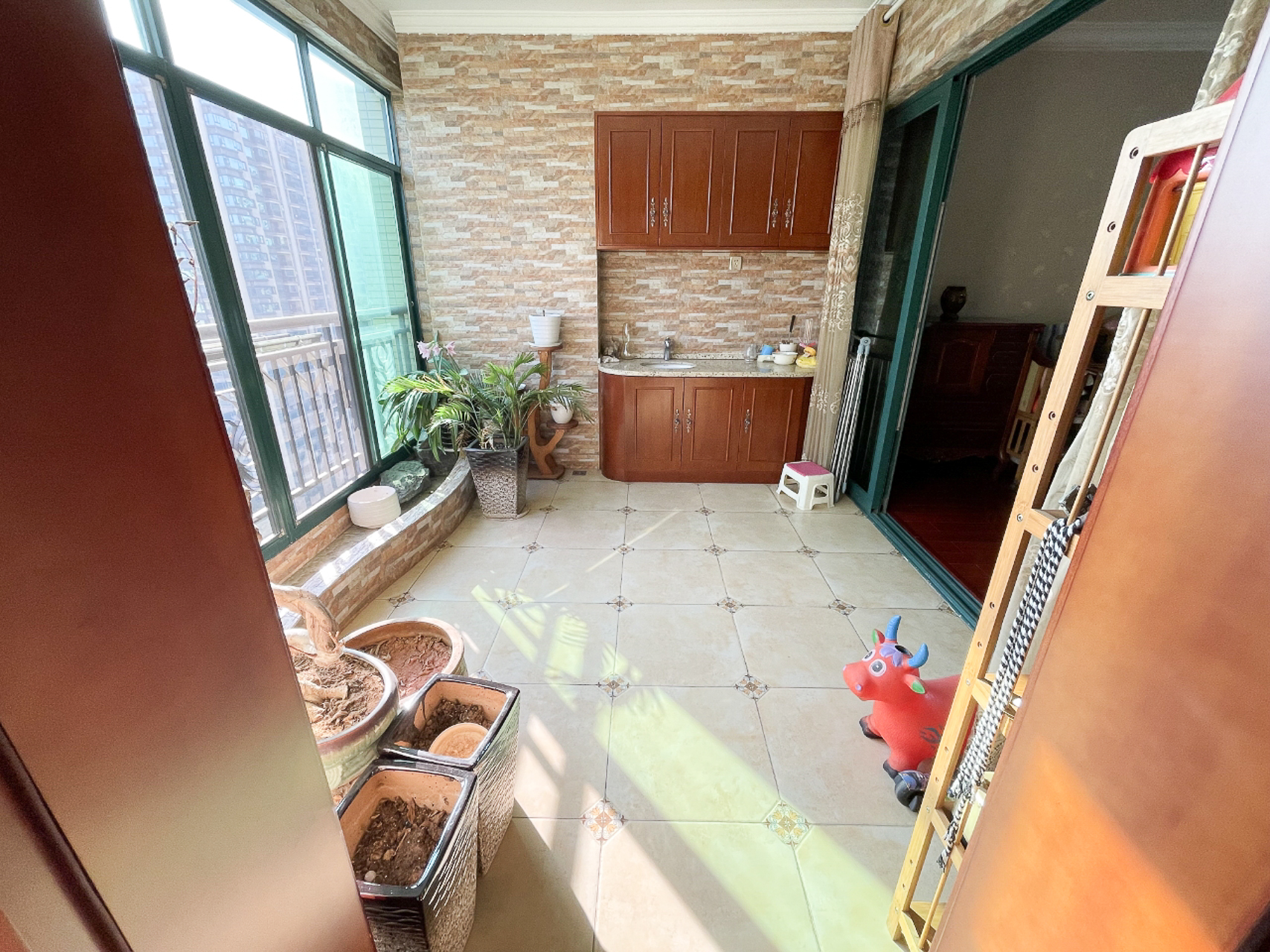 恒大名都  4室2厅4卫   268.00万阳台