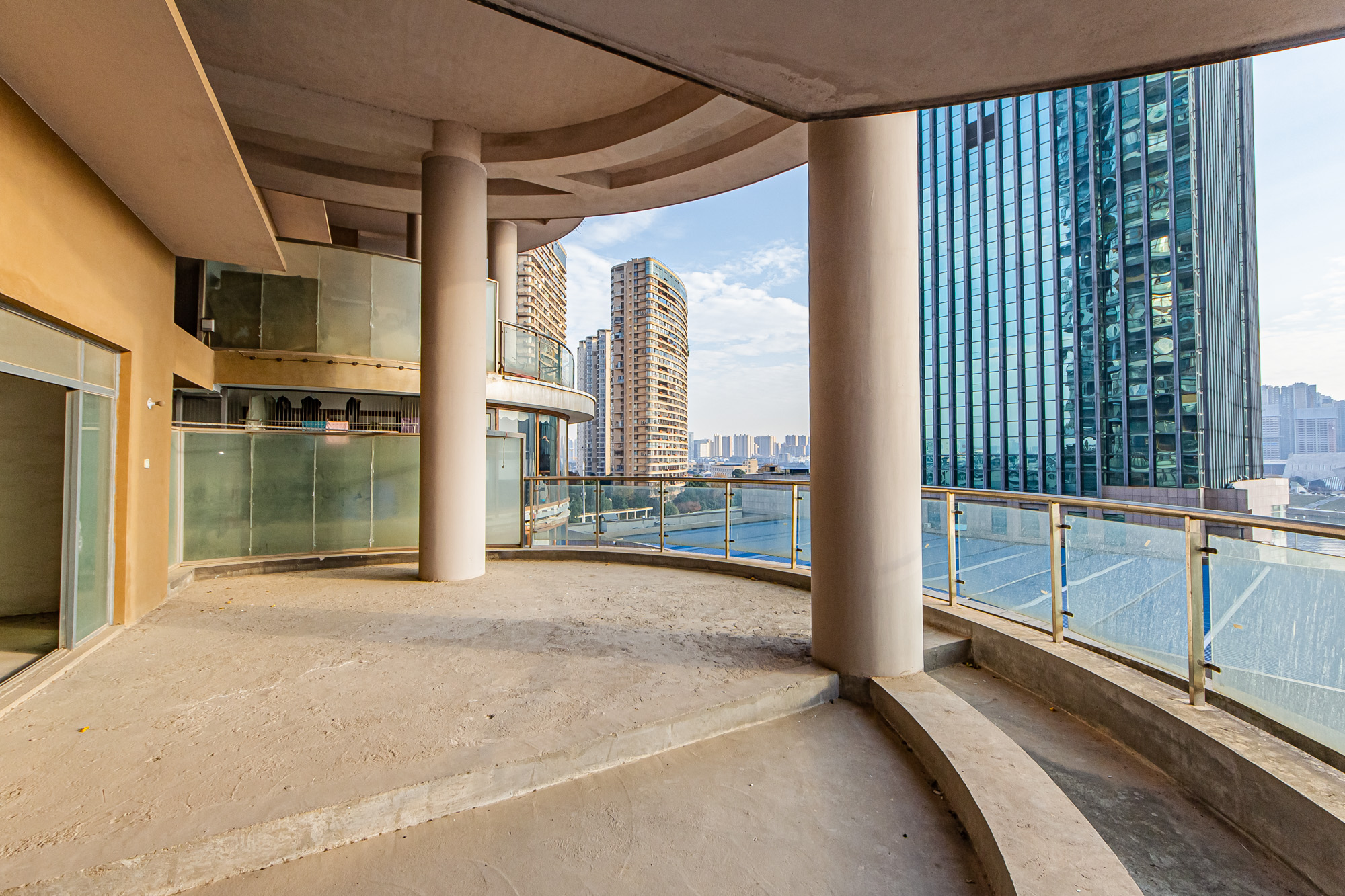 湘江世纪城湘江豪庭  5室2厅2卫    290.0万 湘江世纪城湘江豪庭  5室2厅2卫    290.0万阳台