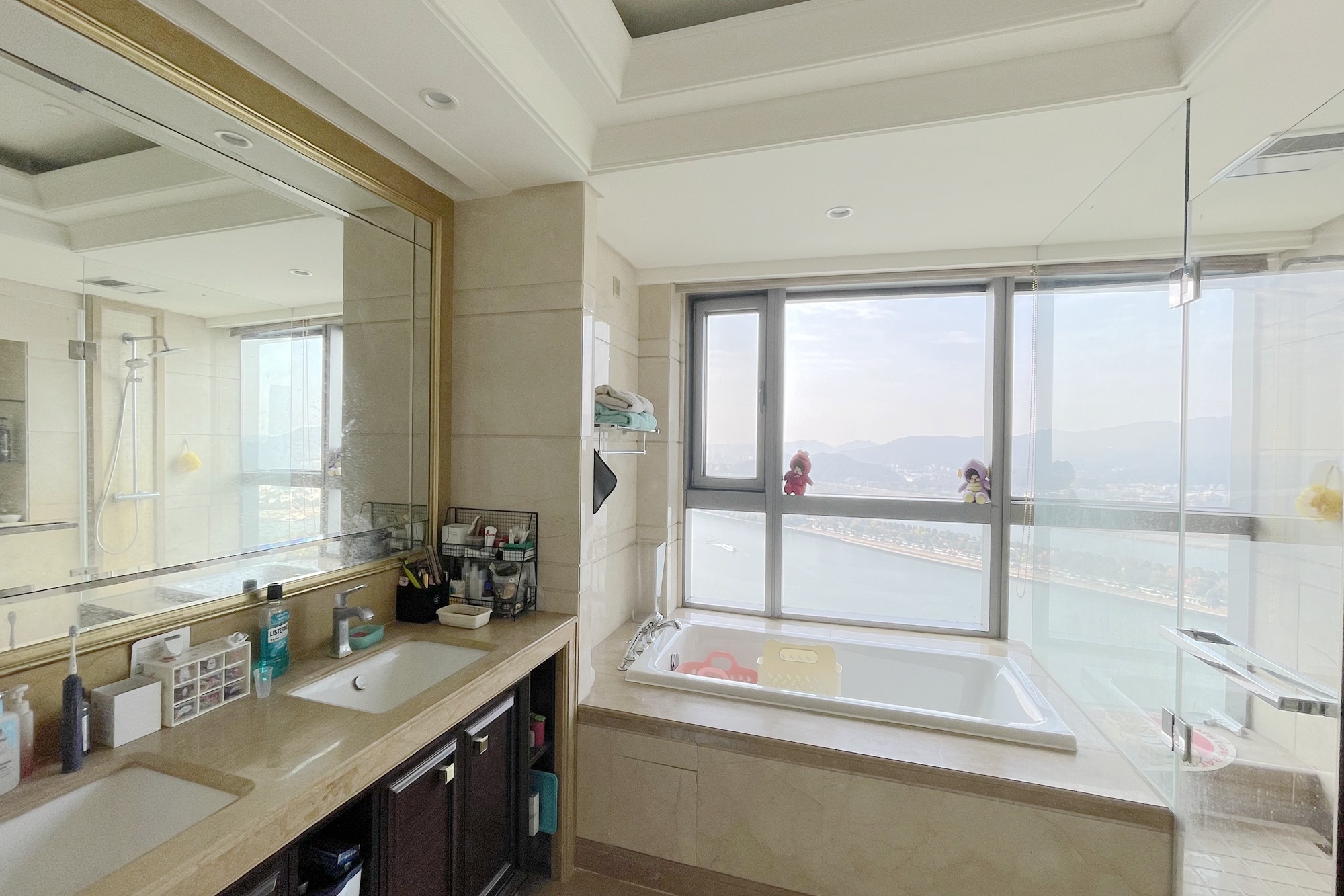 华远隆玺  4室2厅4卫    760.0万 华远隆玺  4室2厅4卫    760.0万卫生间