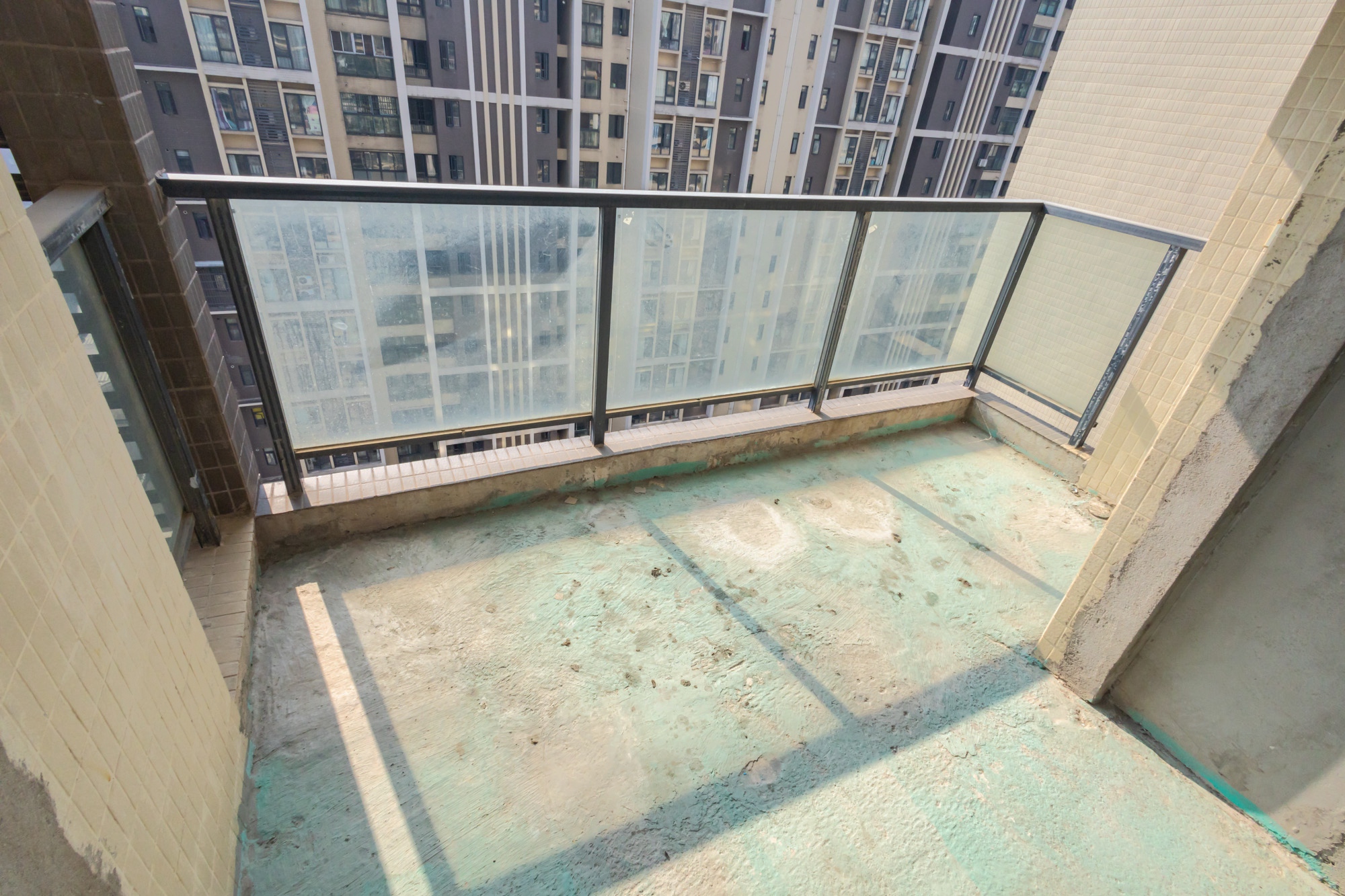 蓝山郡 4室2厅2卫 120.0万 蓝山郡 4室2厅2卫 120.0万阳台