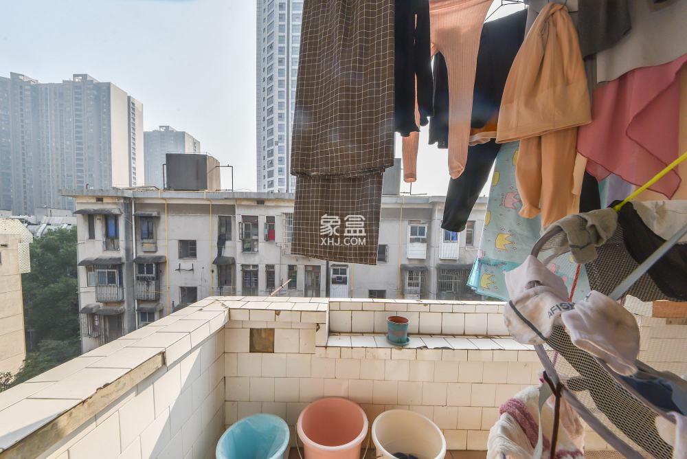 湖南廣播電視學(xué)校宿舍  3室2廳1衛(wèi)   39.50萬