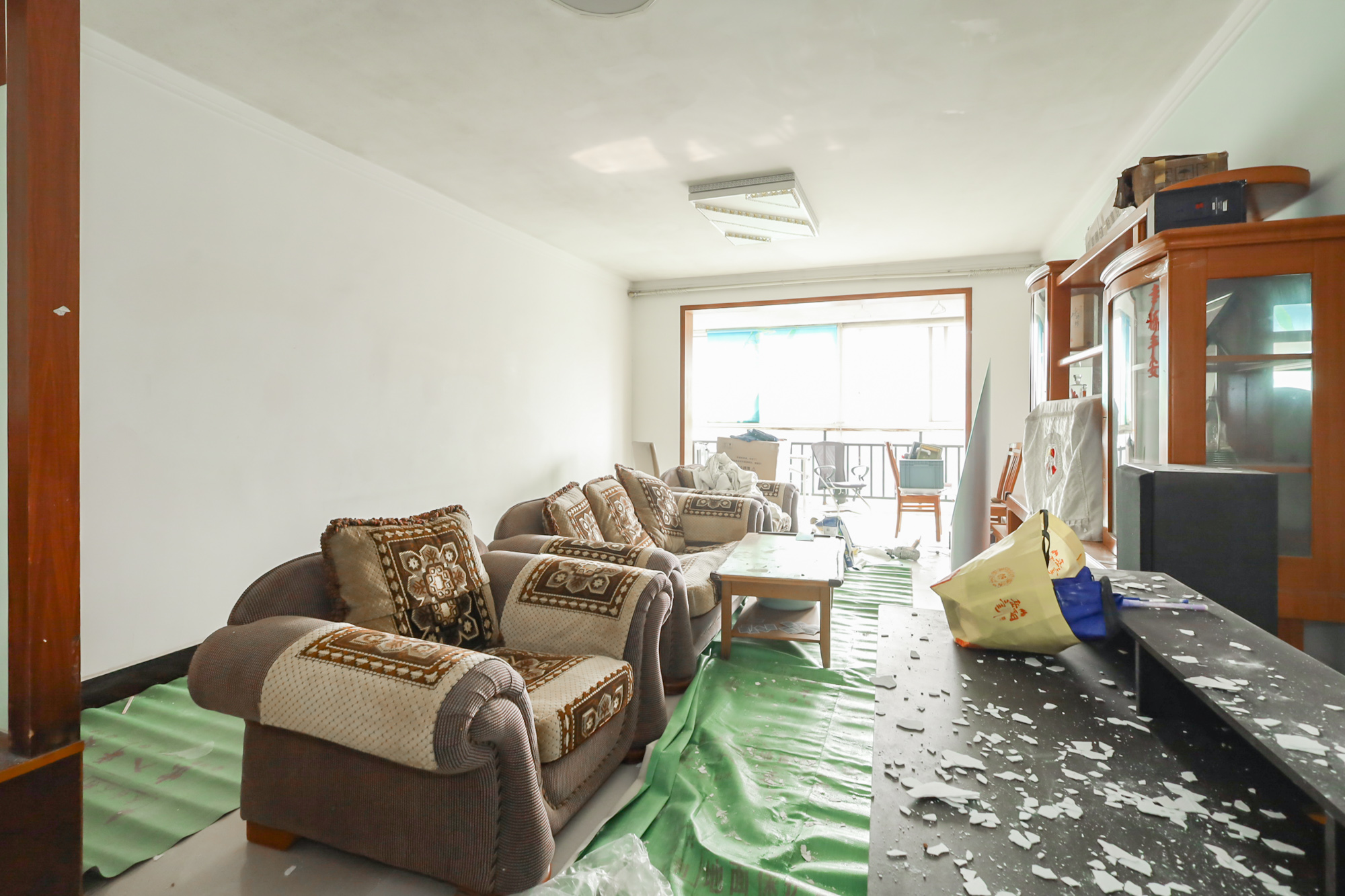 新天地(温馨家园)新长江宾馆 0室0厅0卫 81.8万 新天地(温馨家园)新长江宾馆 0室0厅0卫 81.8万客厅