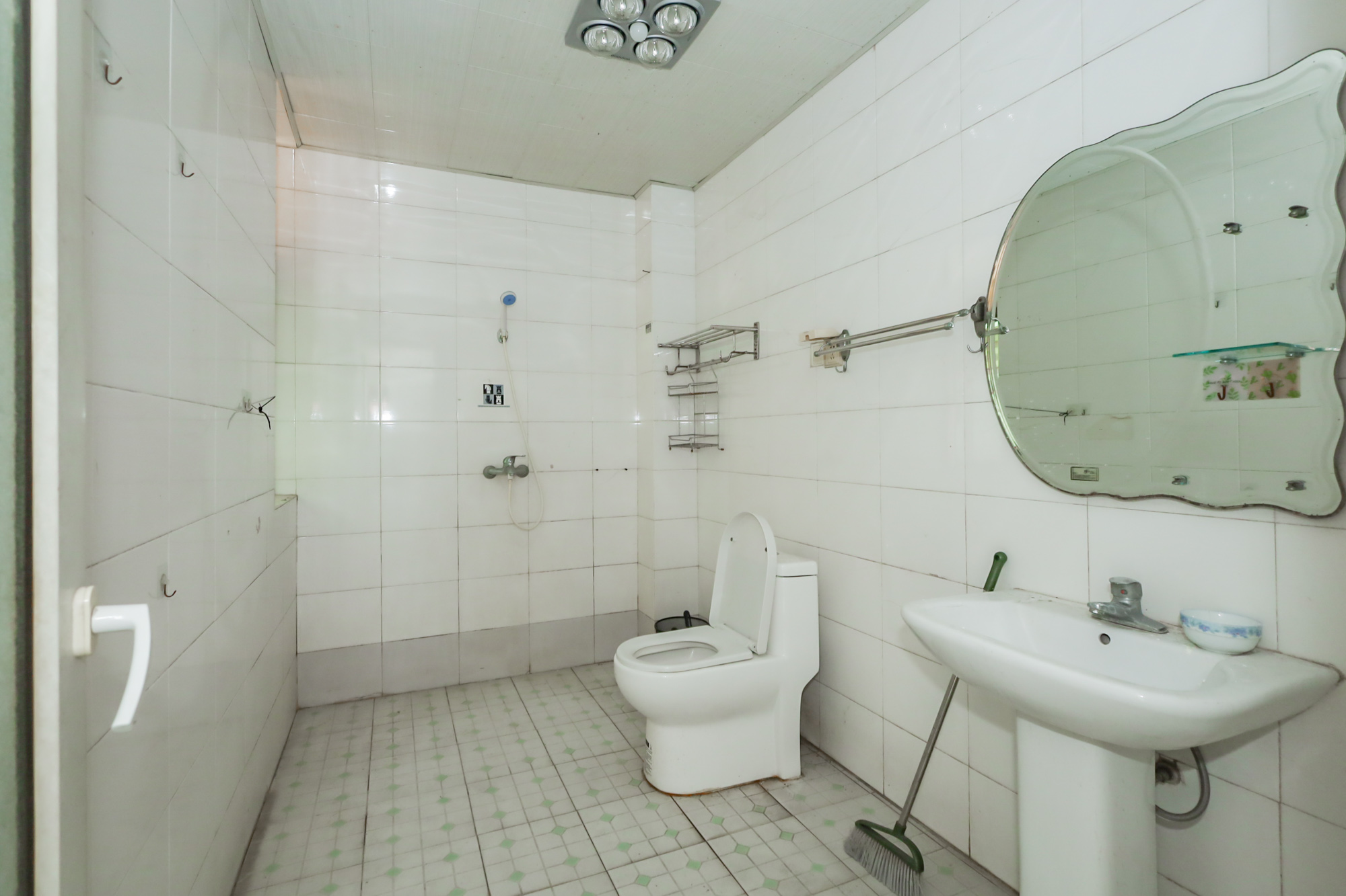 新天地(温馨家园)新长江宾馆 0室0厅0卫 81.8万 新天地(温馨家园)新长江宾馆 0室0厅0卫 81.8万卫生间