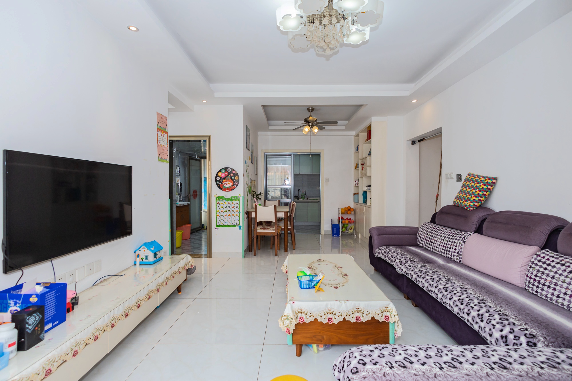 泊林晶城  4室2厅1卫    74.0万 泊林晶城  4室2厅1卫    74.0万客厅