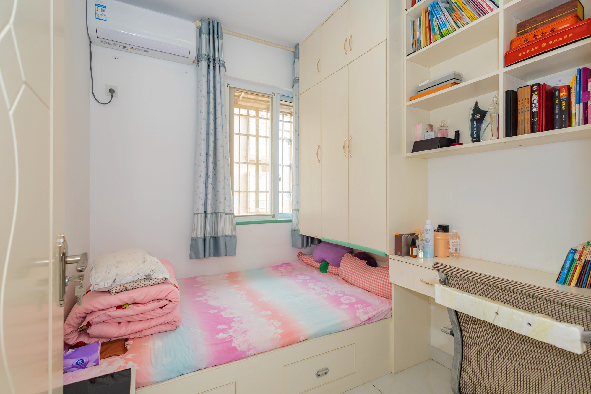 泊林晶城  4室2厅1卫    74.0万 泊林晶城  4室2厅1卫    74.0万卧室