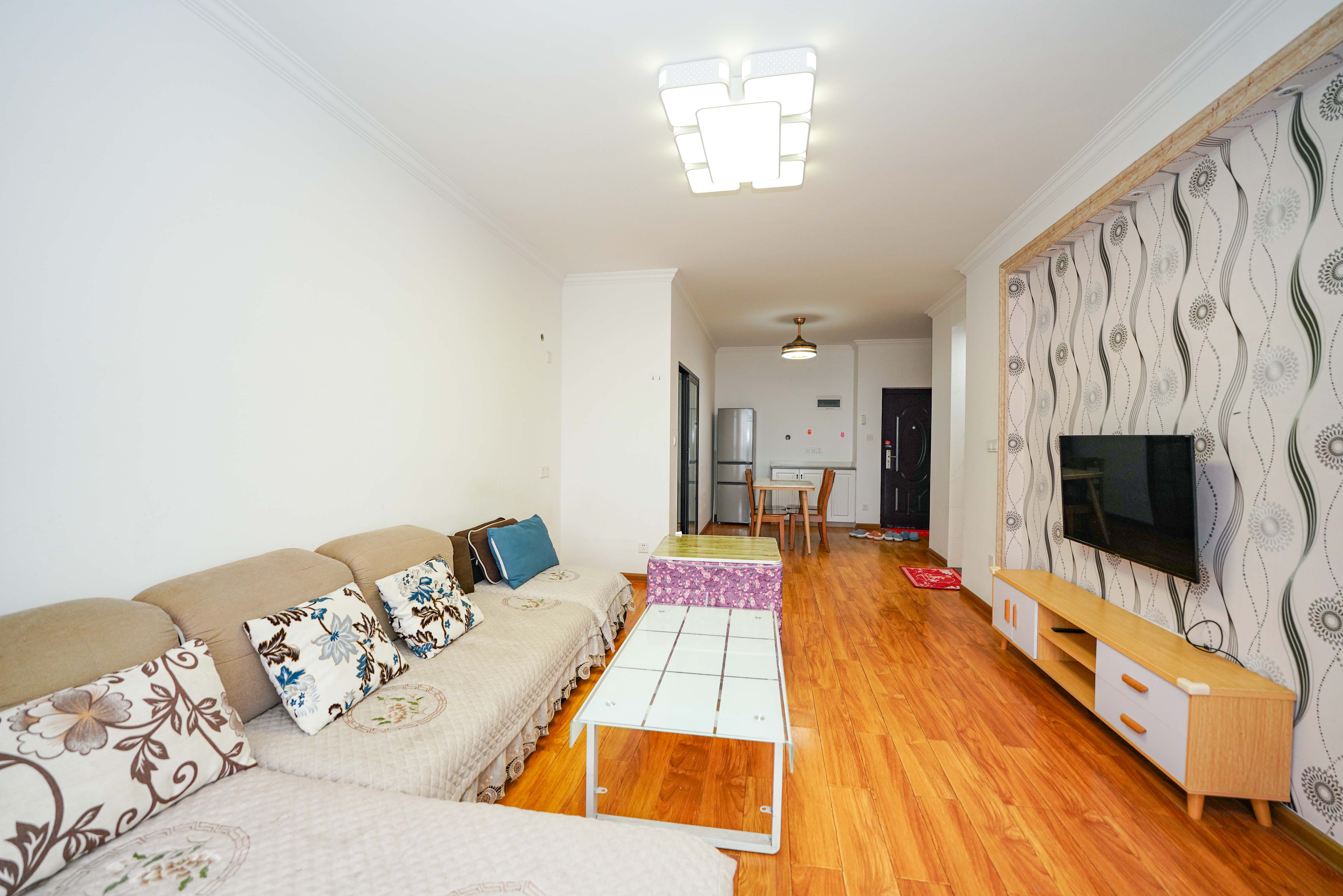 丽发新城  3室2厅1卫    81.9万客厅