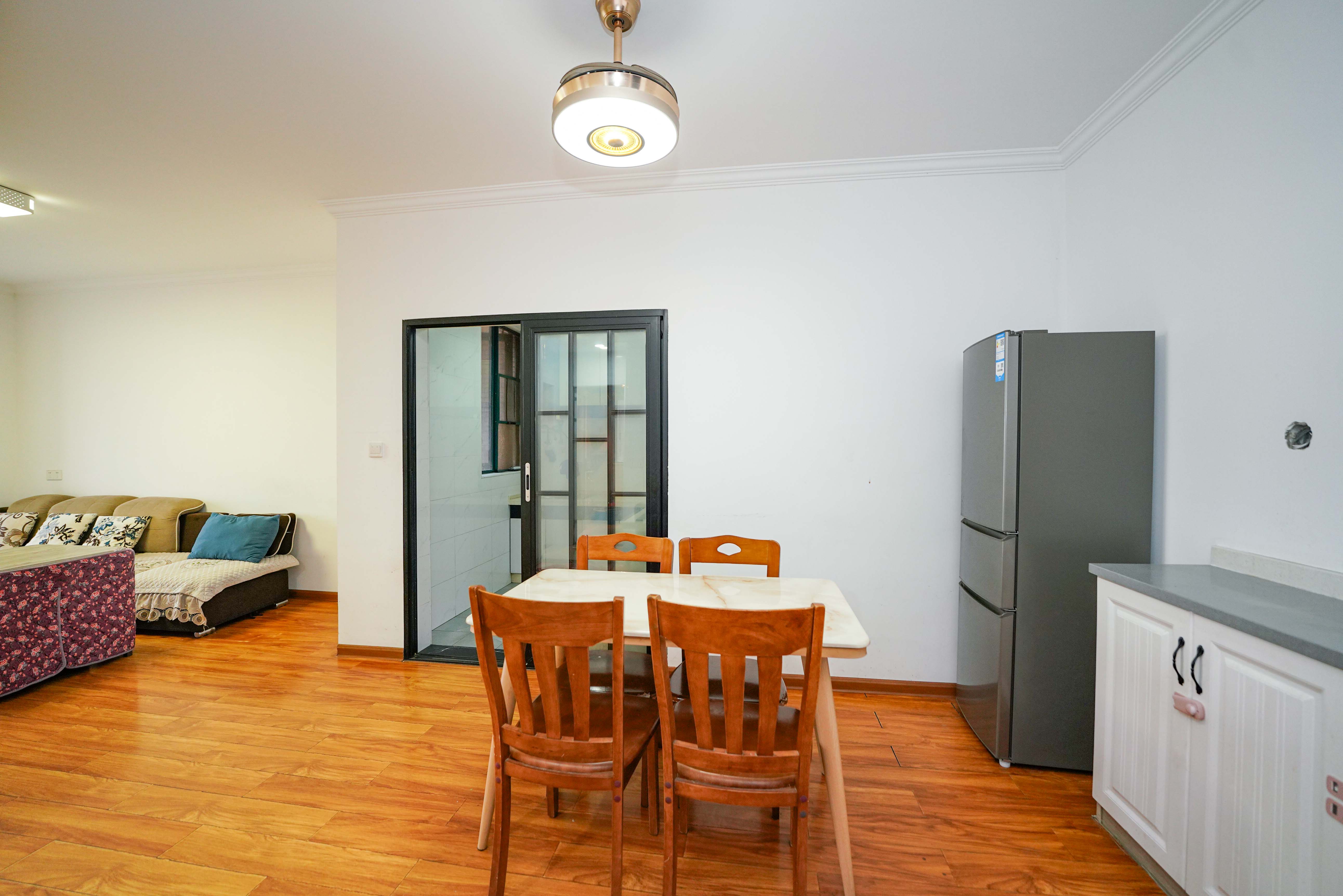 丽发新城  3室2厅1卫    81.9万客厅