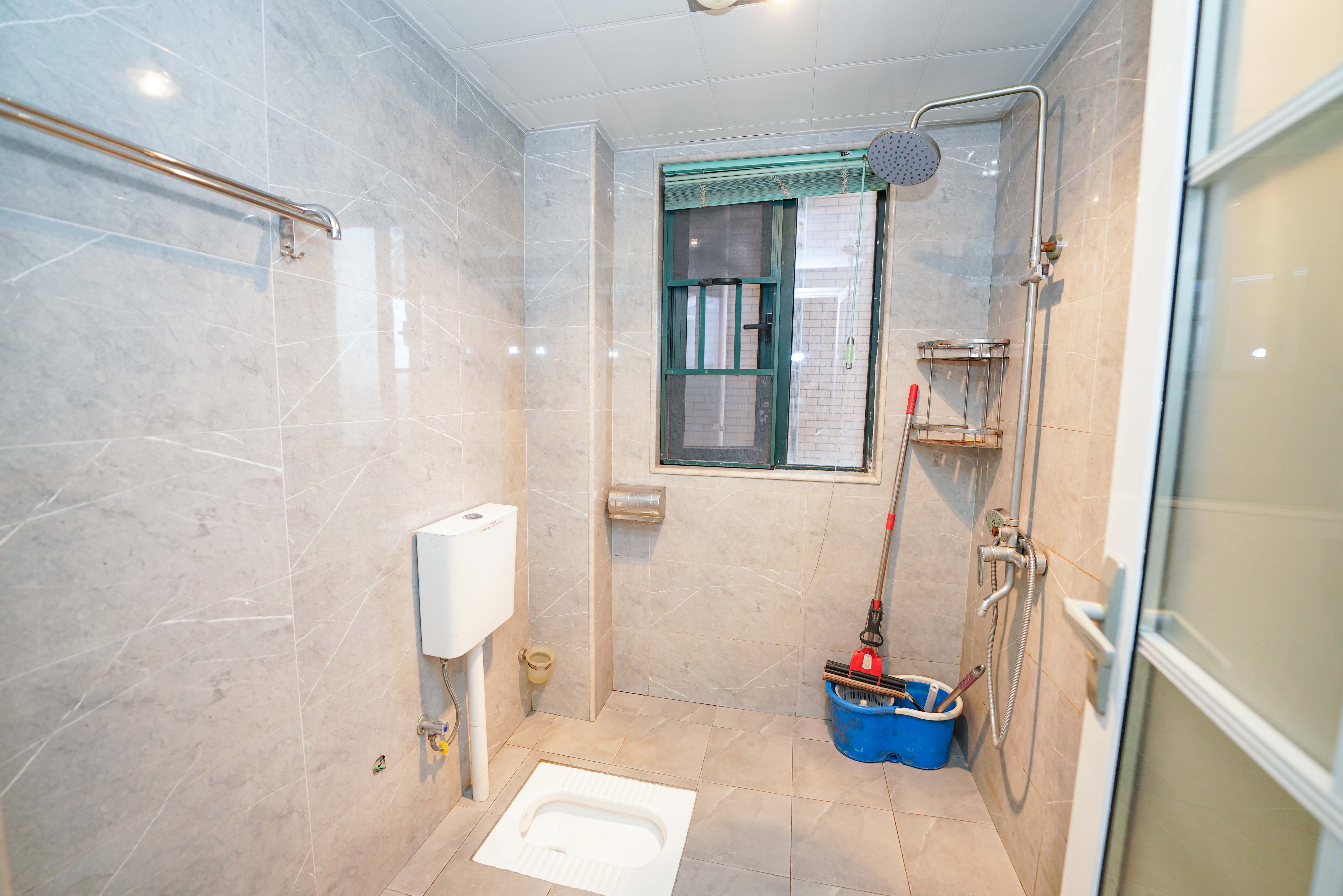 丽发新城  3室2厅1卫    81.9万卫生间